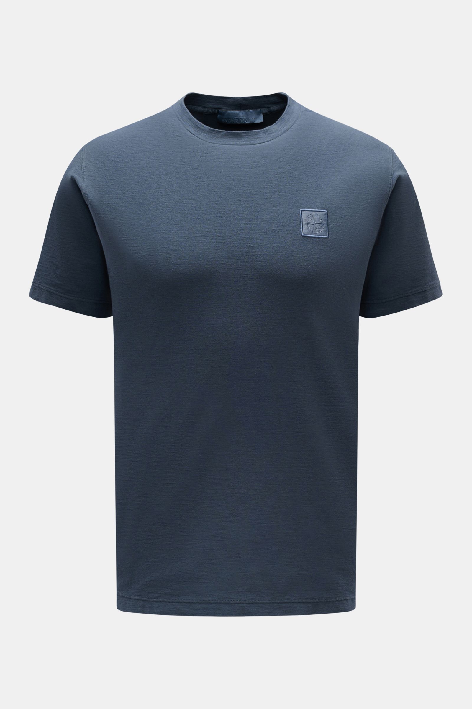 Front view of Stone Island Rundhals-T-Shirt 'Ghost Piece' graublau, a slim fit, garment-dyed grey-blue cotton jersey tee with a round neckline and tonal Stone Island logo patch on the chest. STONE ISLAND bietet mit dem Rundhals-T-Shirt aus elastischem 