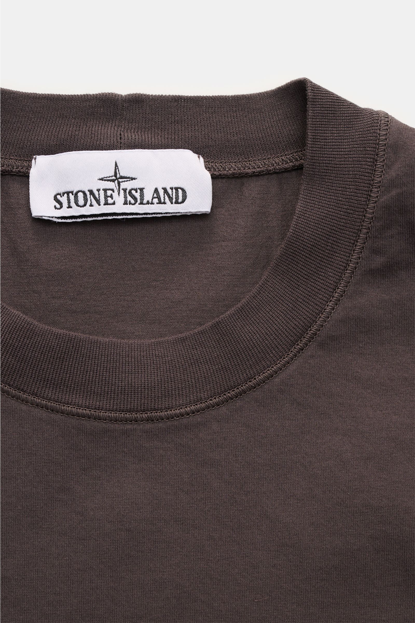 Stone Island Crew neck T-shirt 'Stellina' anthracite shown from close-up top front, pure cotton jersey with overlock seams and subtle Stellina stitching.

Minimalist expression and precise workmanship: The T-shirt 'Stellina' from the Capsule Collection