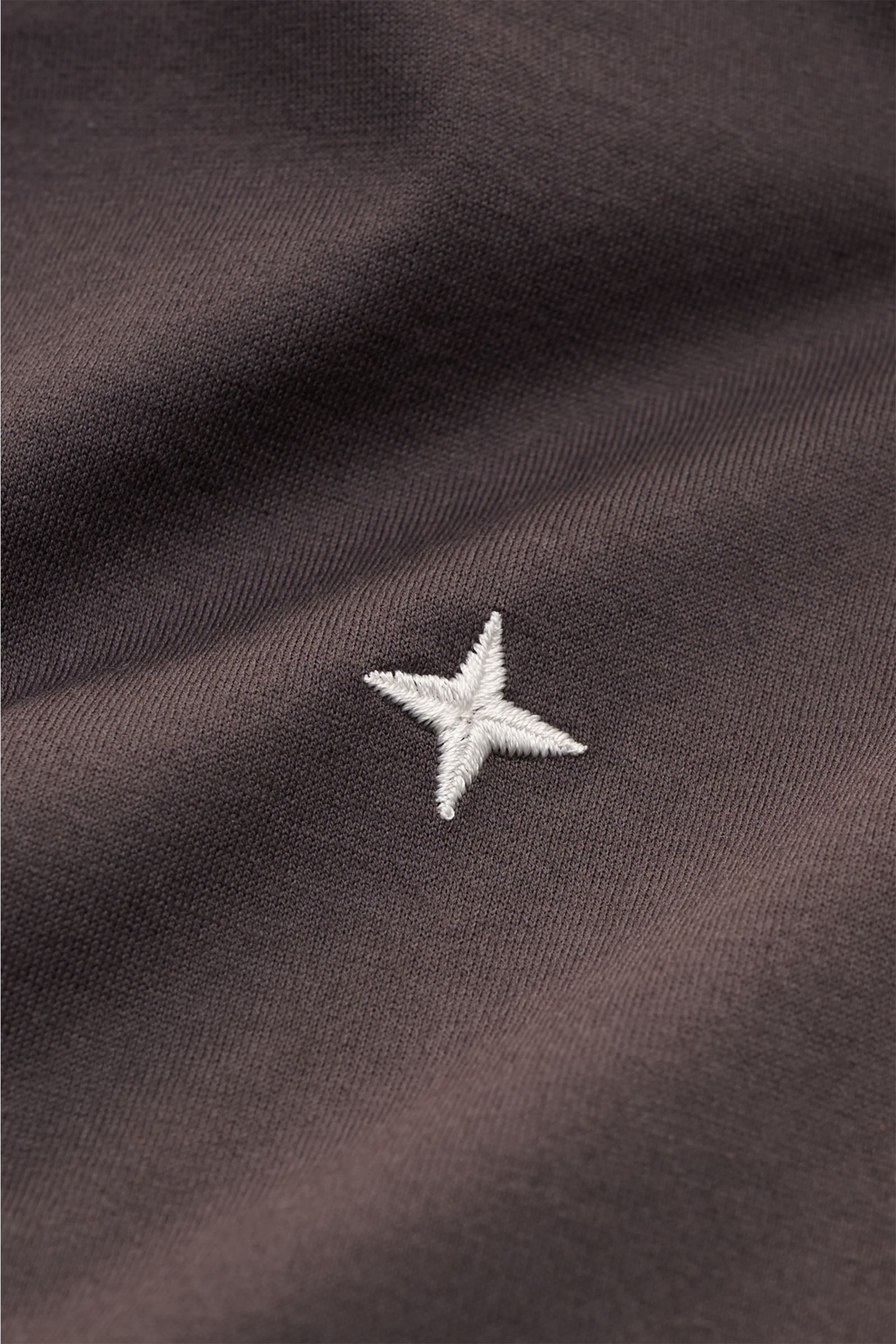 Close-up front view of Stone Island Crew neck T-shirt 'Stellina' anthracite showing soft pure cotton jersey and subtle white Stellina star stitching.

Minimalist expression and precise workmanship: The T-shirt 'Stellina' from the Capsule Collection by 