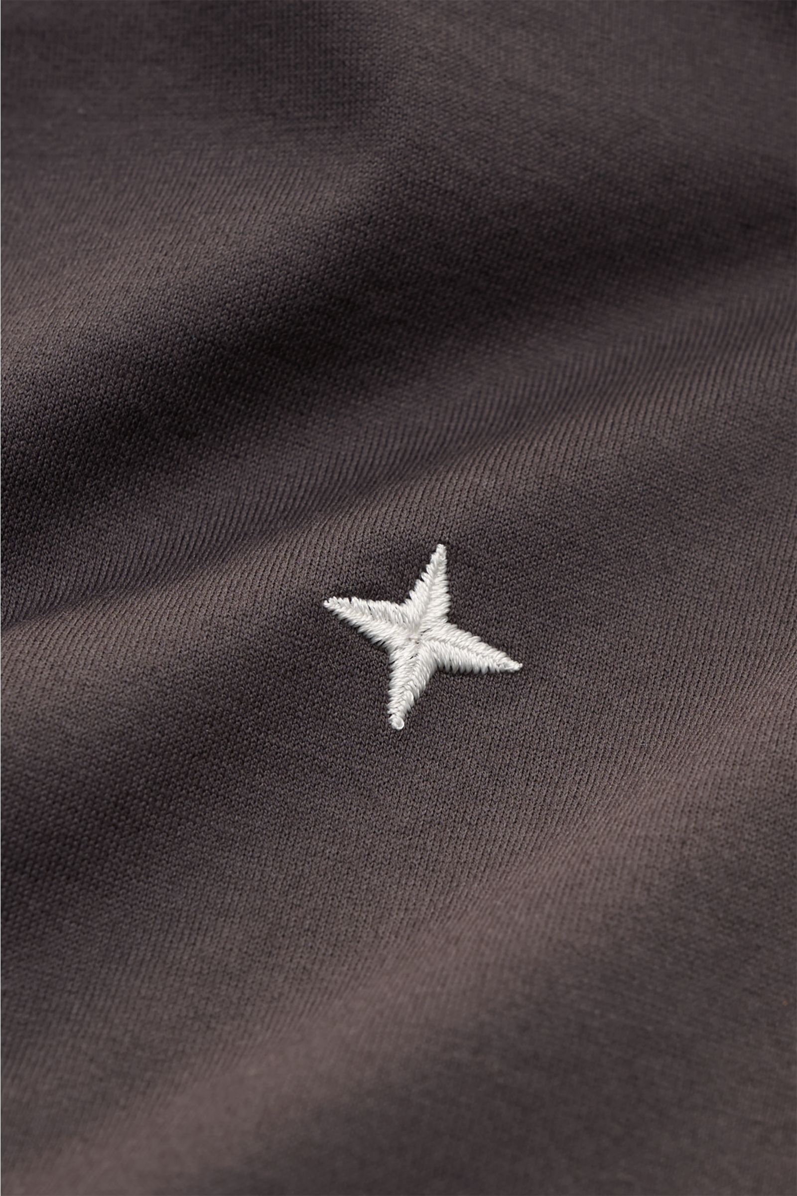 Stone Island Rundhals-T-Shirt 'Stellina' anthrazit Nahaufnahme des Jerseys mit weichem Griff, Slim Fit, Rundhalsausschnitt, Overlock-Nähten und dezenter Stern-Stickerei.