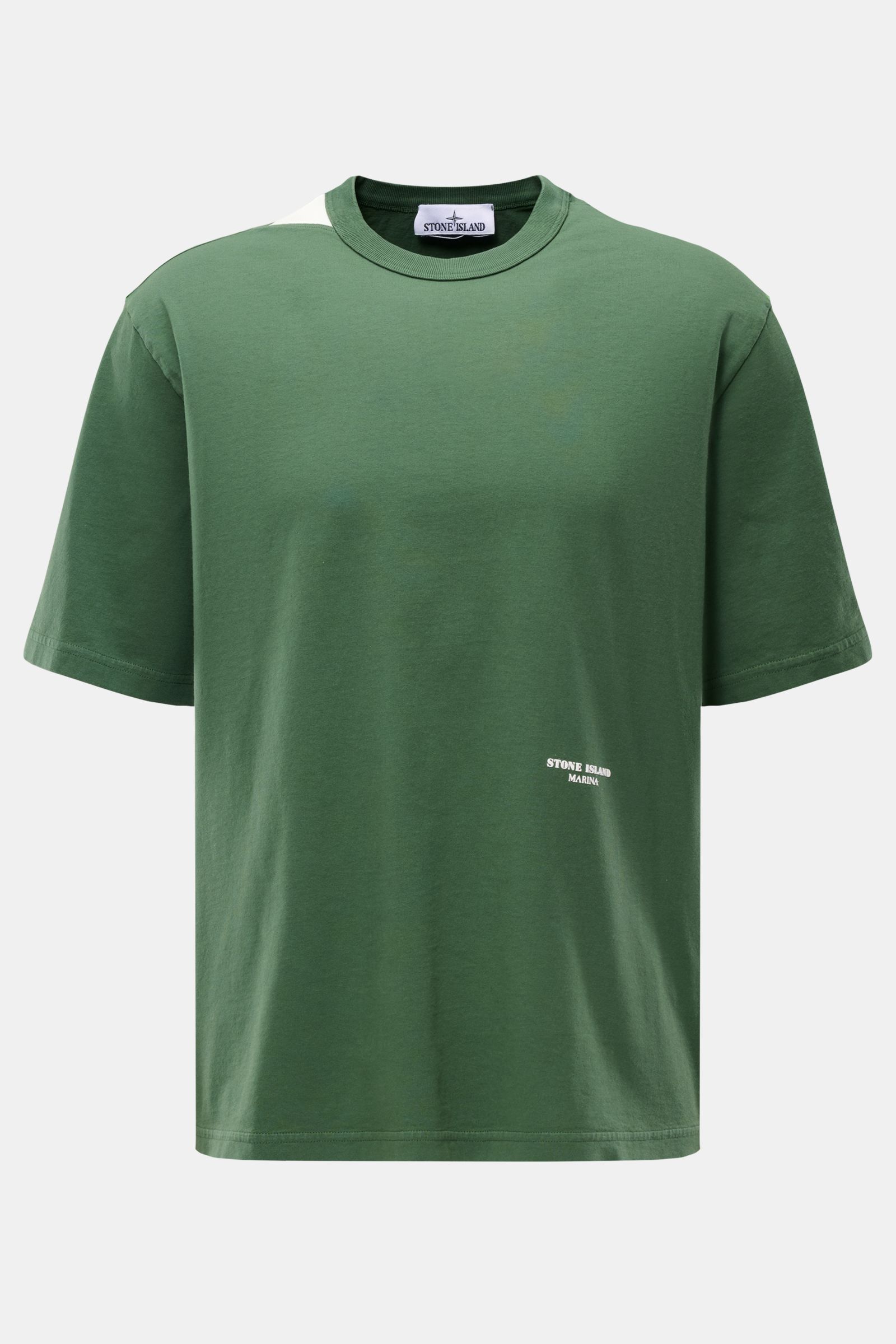 Front view of Stone Island Rundhals-T-Shirt 'Marina' grün, an oversized green cotton t-shirt with a round neckline, soft feel, heavy quality, contrasting ribbed shoulder detail, and subtle front logo print.

Legeres Urlaubs-Essential: Das T-Shirt aus d
