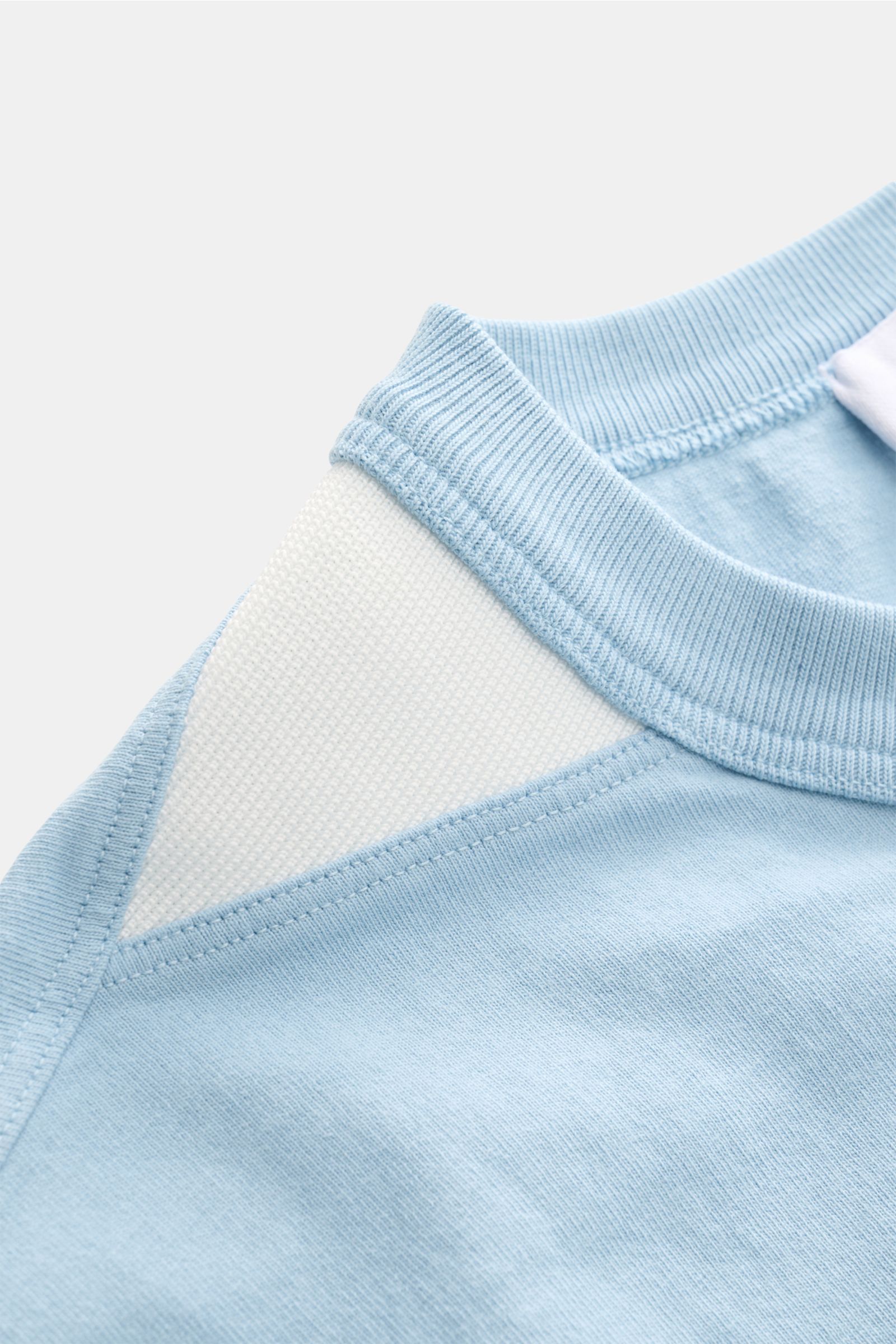 Stone Island Rundhals-T-Shirt 'Marina' hellblau close-up of shoulder and neckline showing soft cotton, ribbed collar, white contrast detail, front logo.

Legeres Urlaubs-Essential: Das T-Shirt aus der STONE ISLAND 'Marina' Capsule Collection steht für 