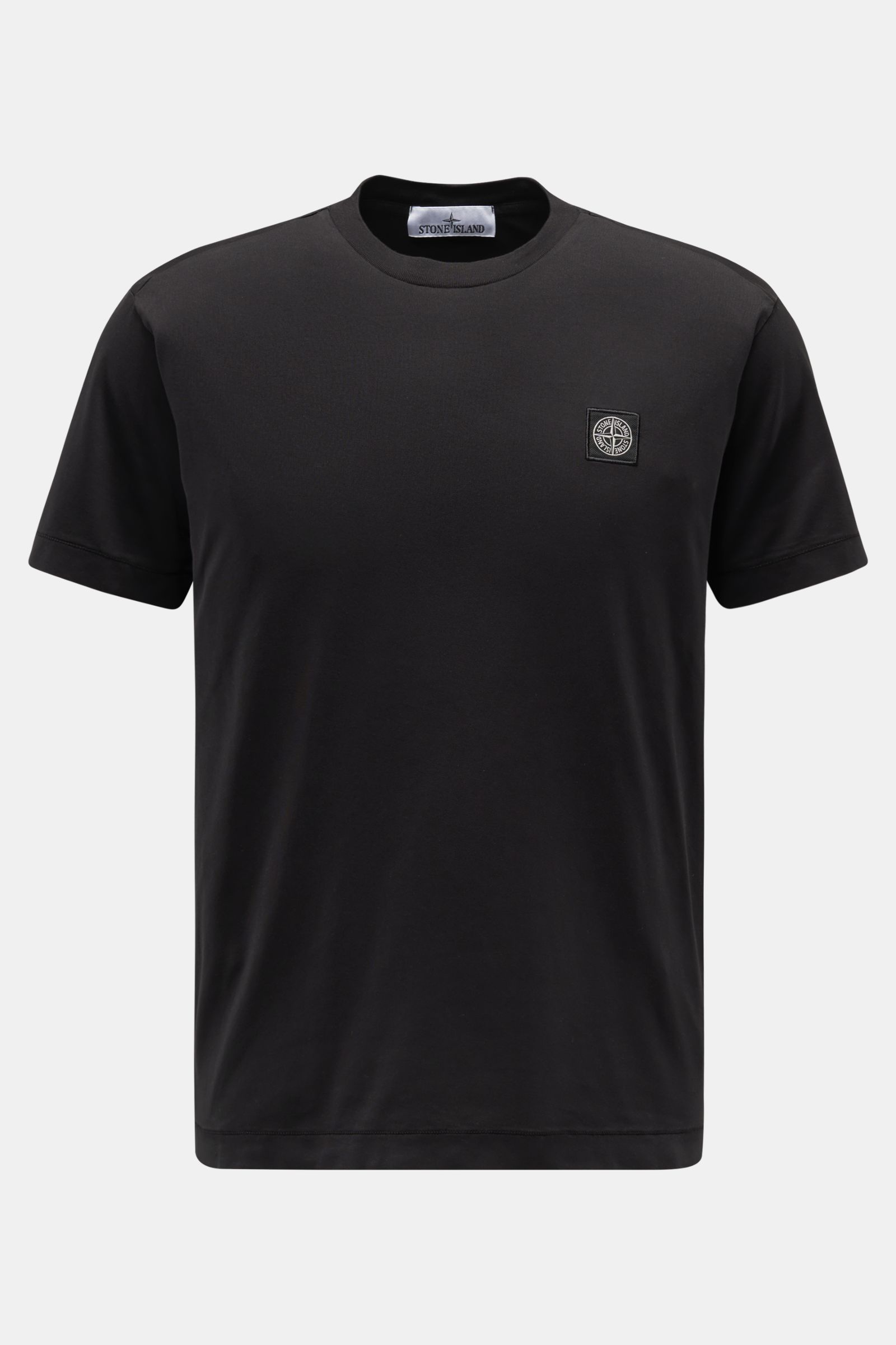 Stone Island T-Shirt 'Basic Cotton' schwarz, Slim Fit, reine Baumwolle, weicher Griff, Rundhalsausschnitt, Weblabel auf der Brust, frontal fotografiert.