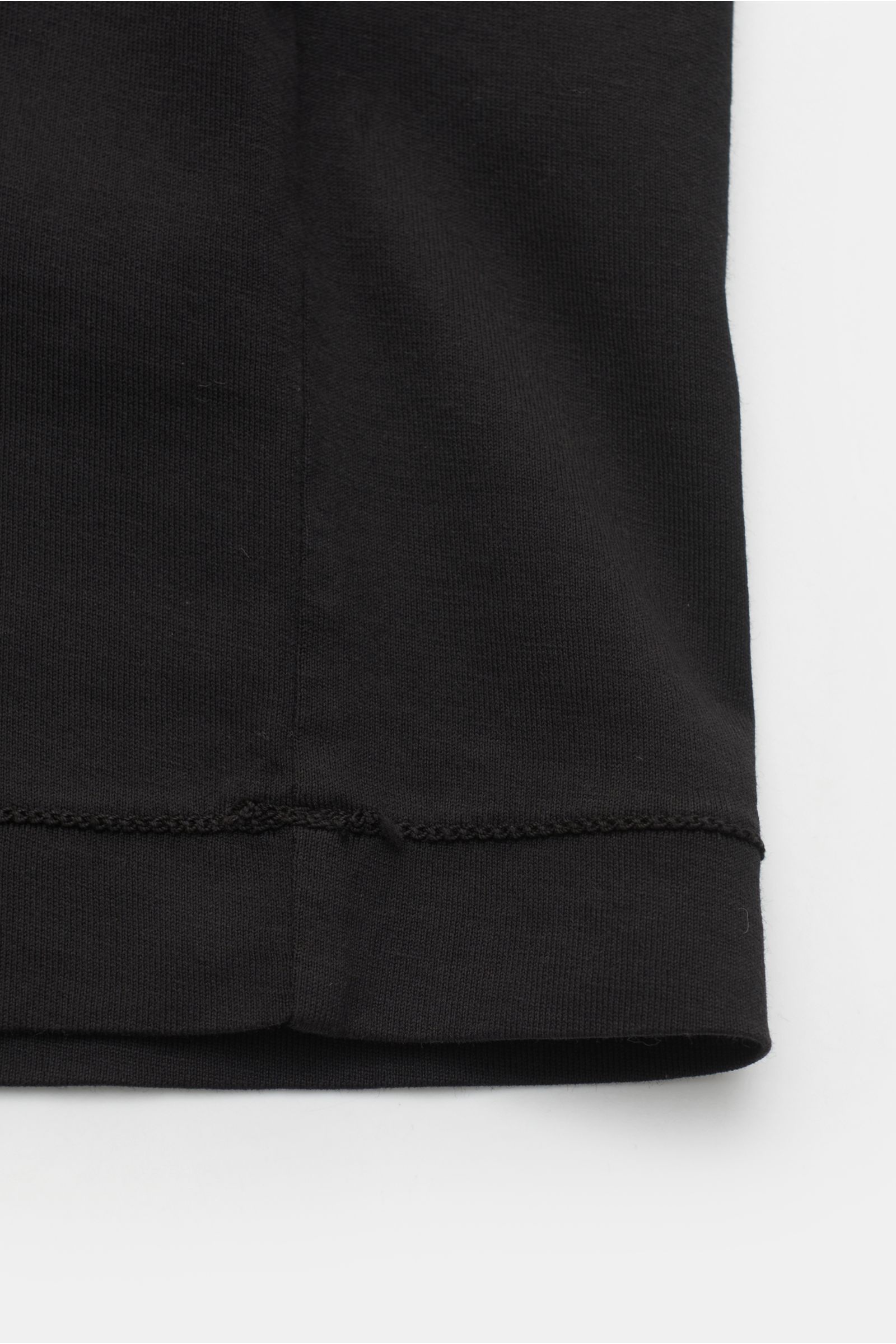 Stone Island T-Shirt 'Basic Cotton' schwarz, Detailaufnahme Saum mit Naht, reine Baumwolle, Slim Fit, weicher Griff, Rundhalsausschnitt, Weblabel Brust.