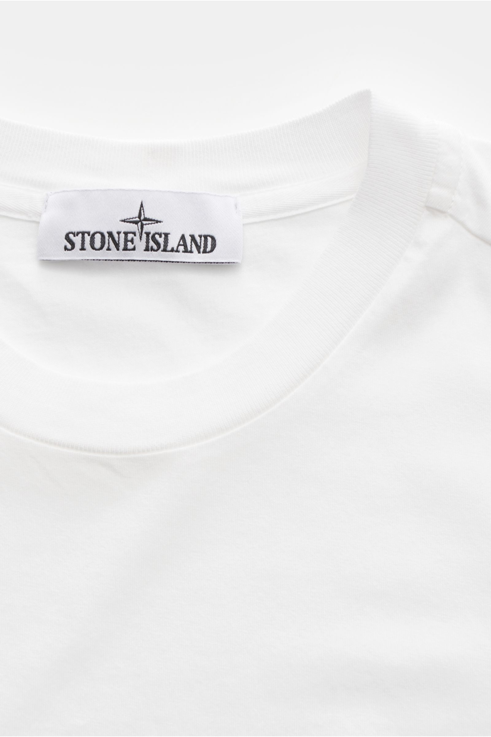 Stone Island T-Shirt 'Basic Cotton' weiß in Slim Fit mit Rundhalsausschnitt, weichem Griff und Weblabel, Nahaufnahme von oben.