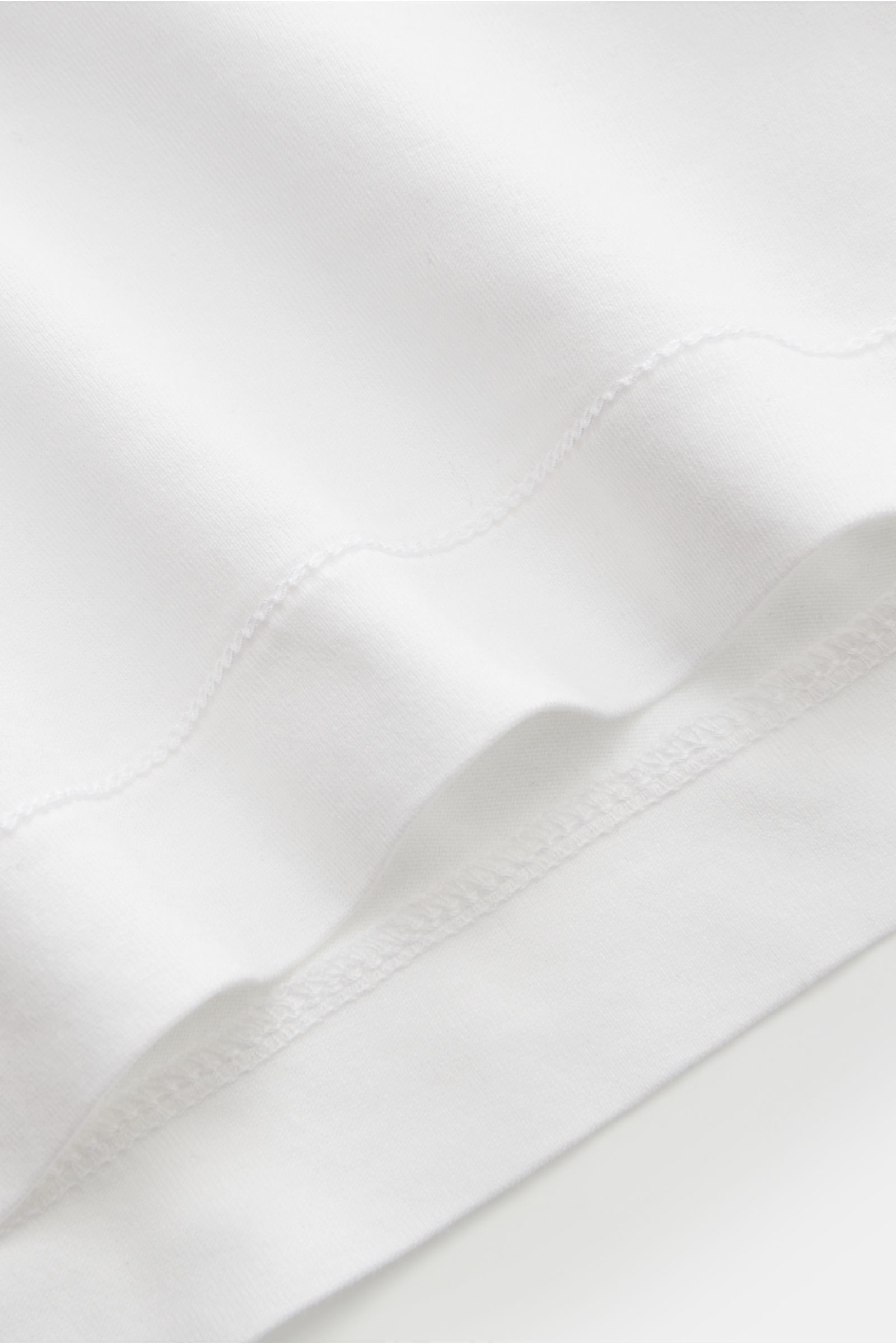 Stone Island T-Shirt 'Basic Cotton' weiß, Slim Fit, weicher Griff, reine Baumwolle, Rundhalsausschnitt, Weblabel Brust, Nahaufnahme Stoffkante.