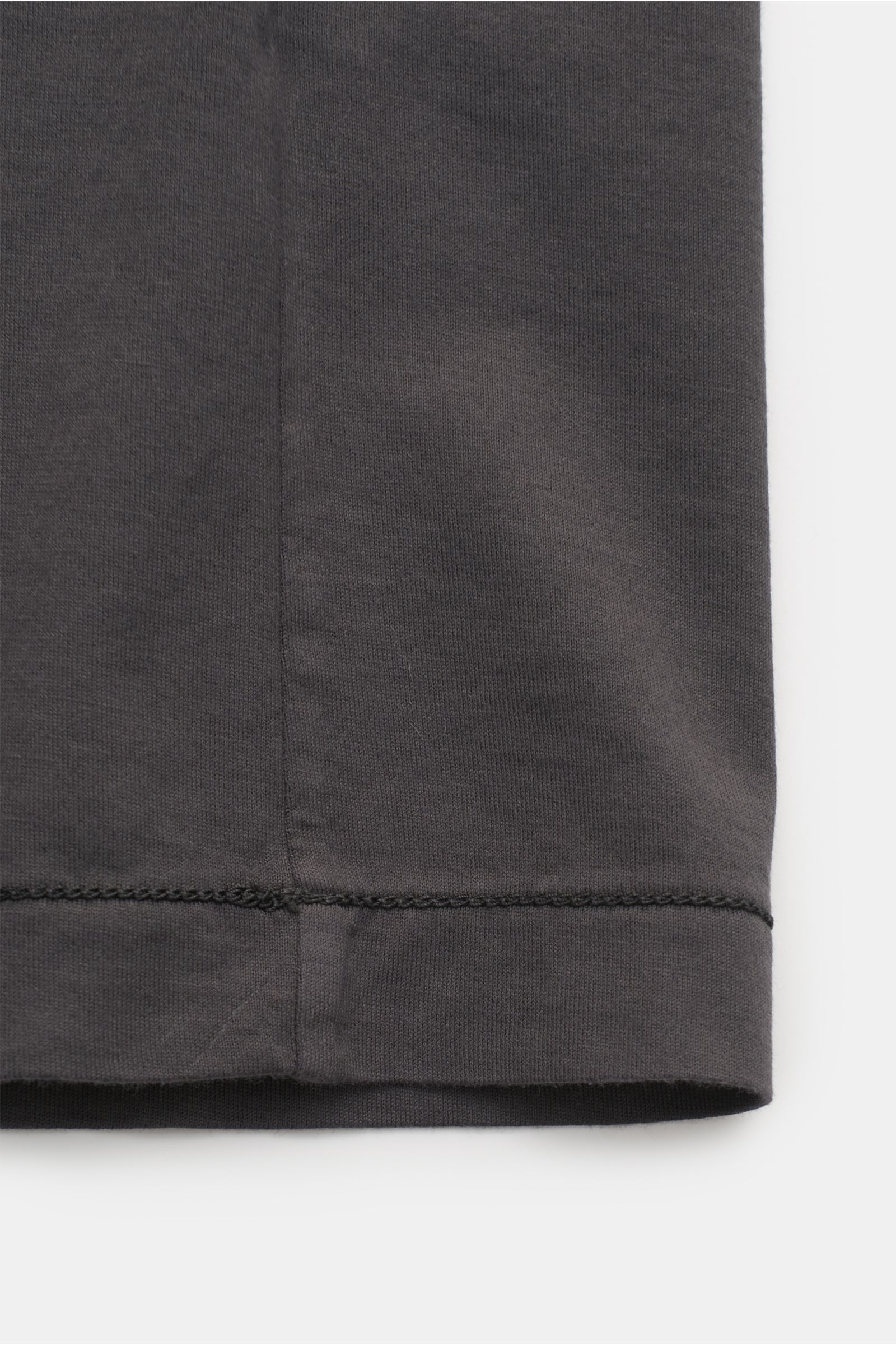 Nahaufnahme des Saum-Bereichs vom Stone Island T-Shirt 'Basic Cotton' dunkelgrau, reine Baumwolle, weicher Griff, Slim Fit, Rundhalsausschnitt, Weblabel auf der Brust, frontal fotografiert. Zeitloses Basic Piece für legere Freizeitlooks.