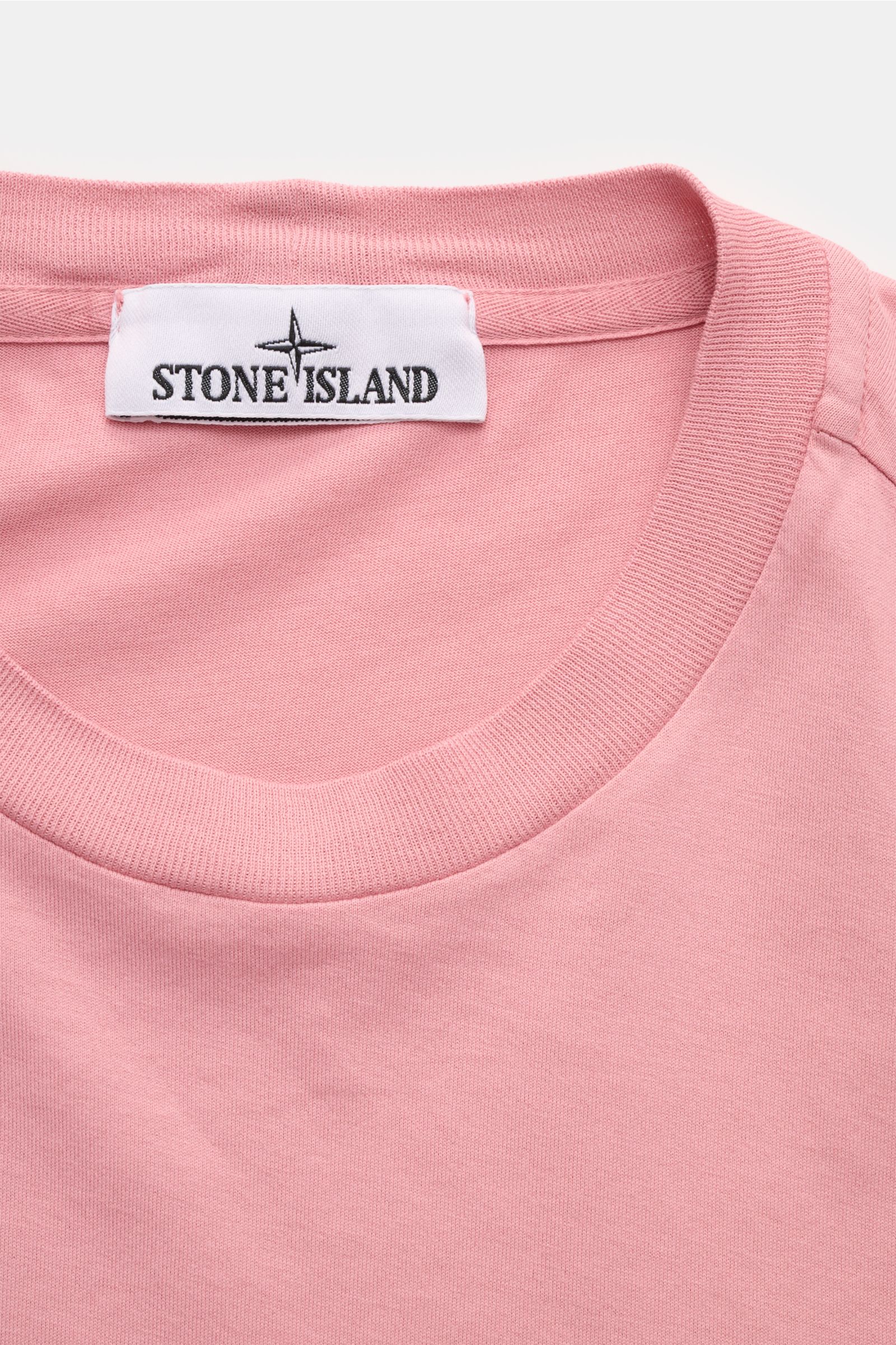 Stone Island T-Shirt 'Basic Cotton' rosé, Nahaufnahme von Rundhalsausschnitt und Weblabel, reine Baumwolle, weicher Griff, Slim Fit, zeitloses Basic Piece.