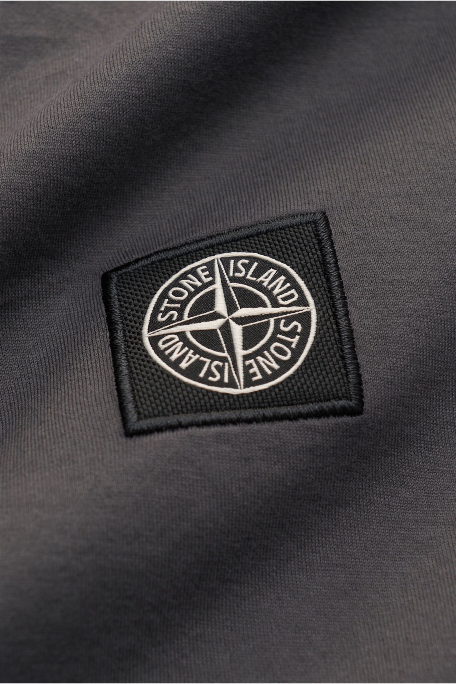 Stone Island T-Shirt 'Basic Cotton' dunkelgrau aus reiner Baumwolle mit weichem Griff, Slim Fit, Rundhalsausschnitt, Weblabel auf der Brust, Nahaufnahme von vorne.