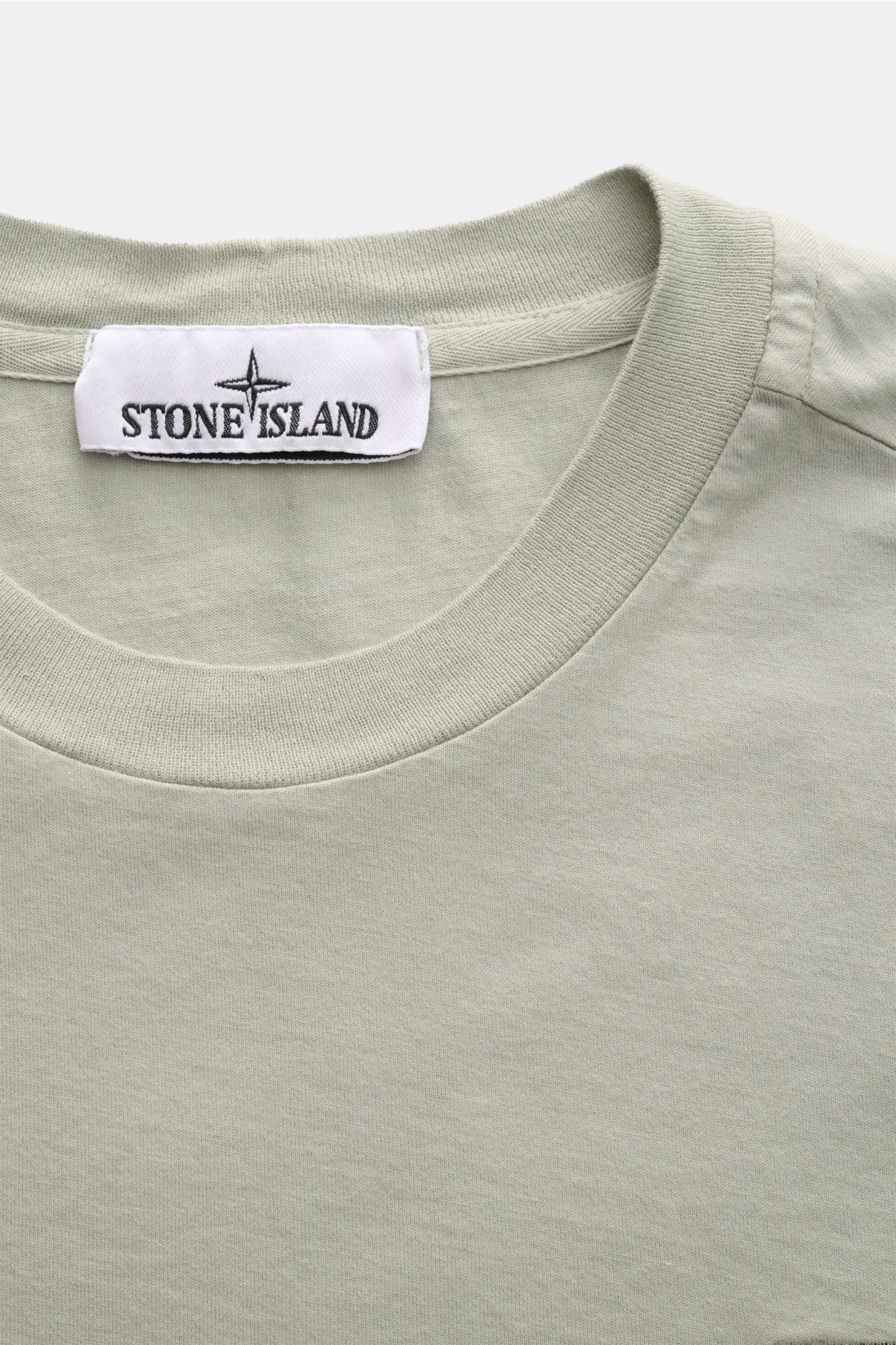Stone Island T-Shirt 'Basic Cotton' salbei aus reiner Baumwolle mit Rundhalsausschnitt und Weblabel, Nahaufnahme von oben, Slim Fit, weicher Griff.