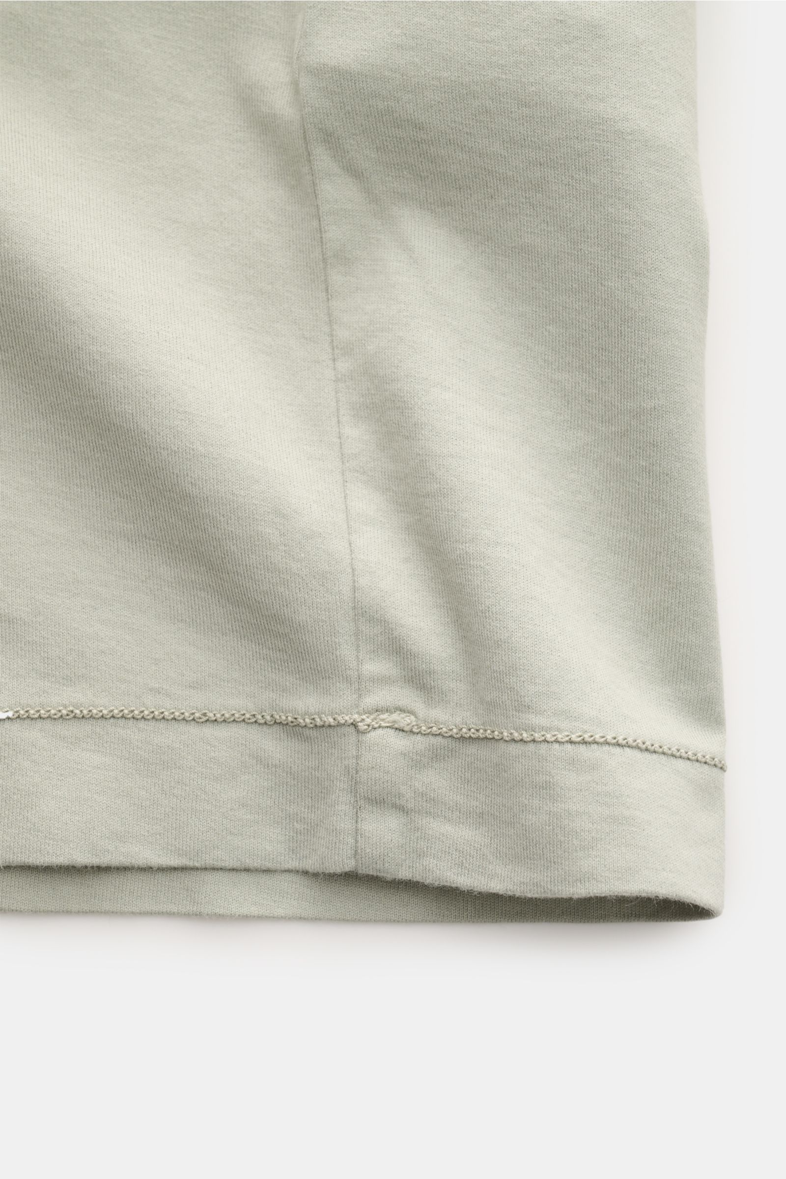 Stone Island T-Shirt 'Basic Cotton' salbei, Detailfoto vom Saum, reine Baumwolle, weicher Griff, Slim Fit, Rundhalsausschnitt, Weblabel Brust.