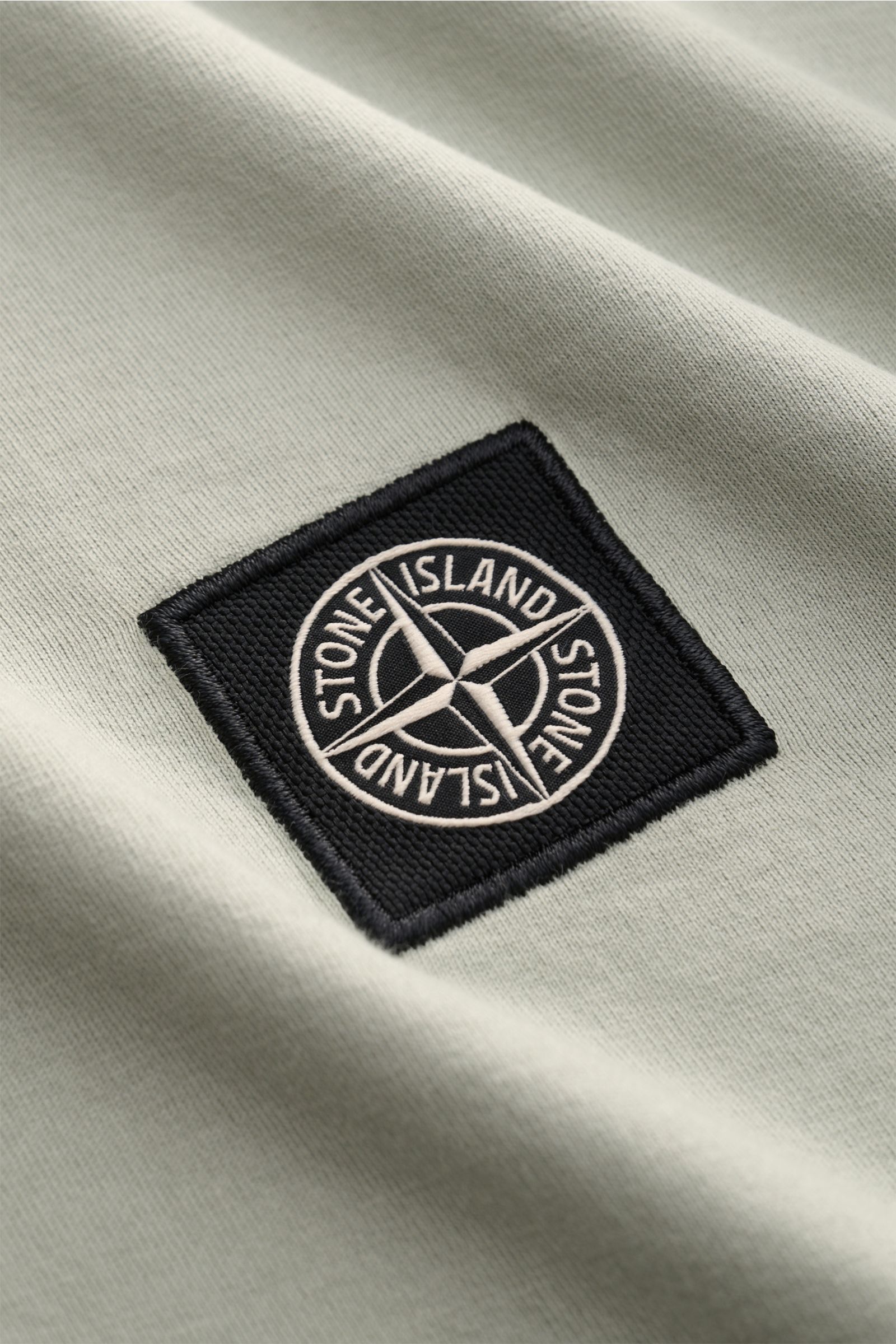 Stone Island T-Shirt 'Basic Cotton' salbei, Nahaufnahme des Weblabels auf der Brust, reine Baumwolle, weicher Griff, Slim Fit, Rundhalsausschnitt.