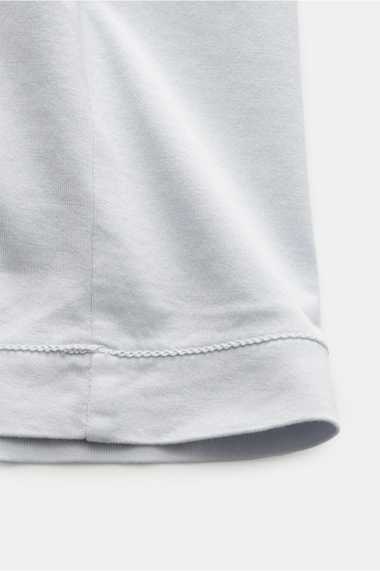 Stone Island T-Shirt 'Basic Cotton' pastellblau, Detailaufnahme Saum mit Naht, reine Baumwolle, weicher Griff, Slim Fit, Rundhalsausschnitt, Weblabel Brust.