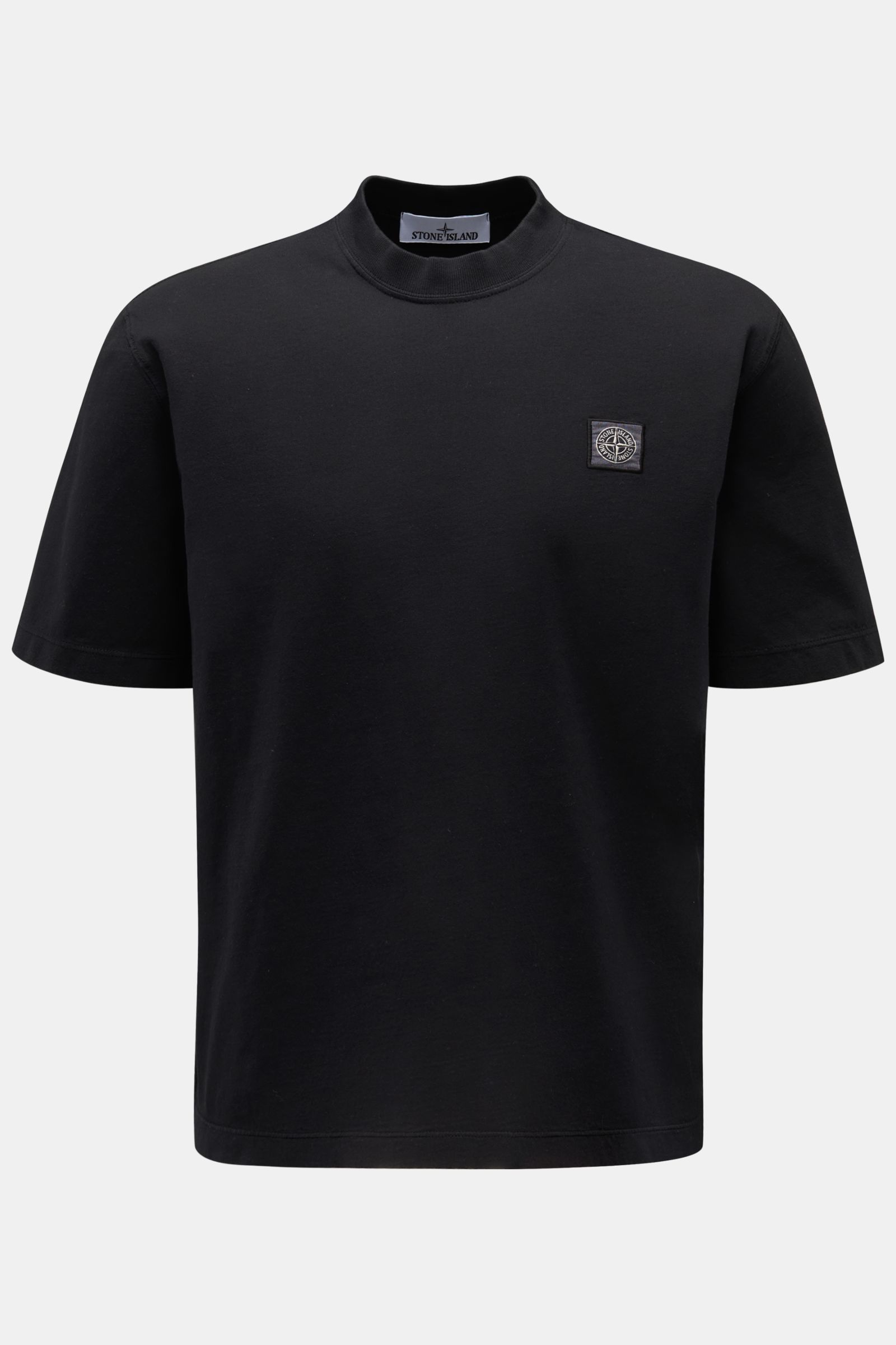 Stone Island T-Shirt 'Dyed Regular Fit' schwarz, frontale Nahaufnahme, reine Bio-Baumwolle, weicher Griff, Rundhalsausschnitt, Weblabel auf der Brust, Regular Fit.