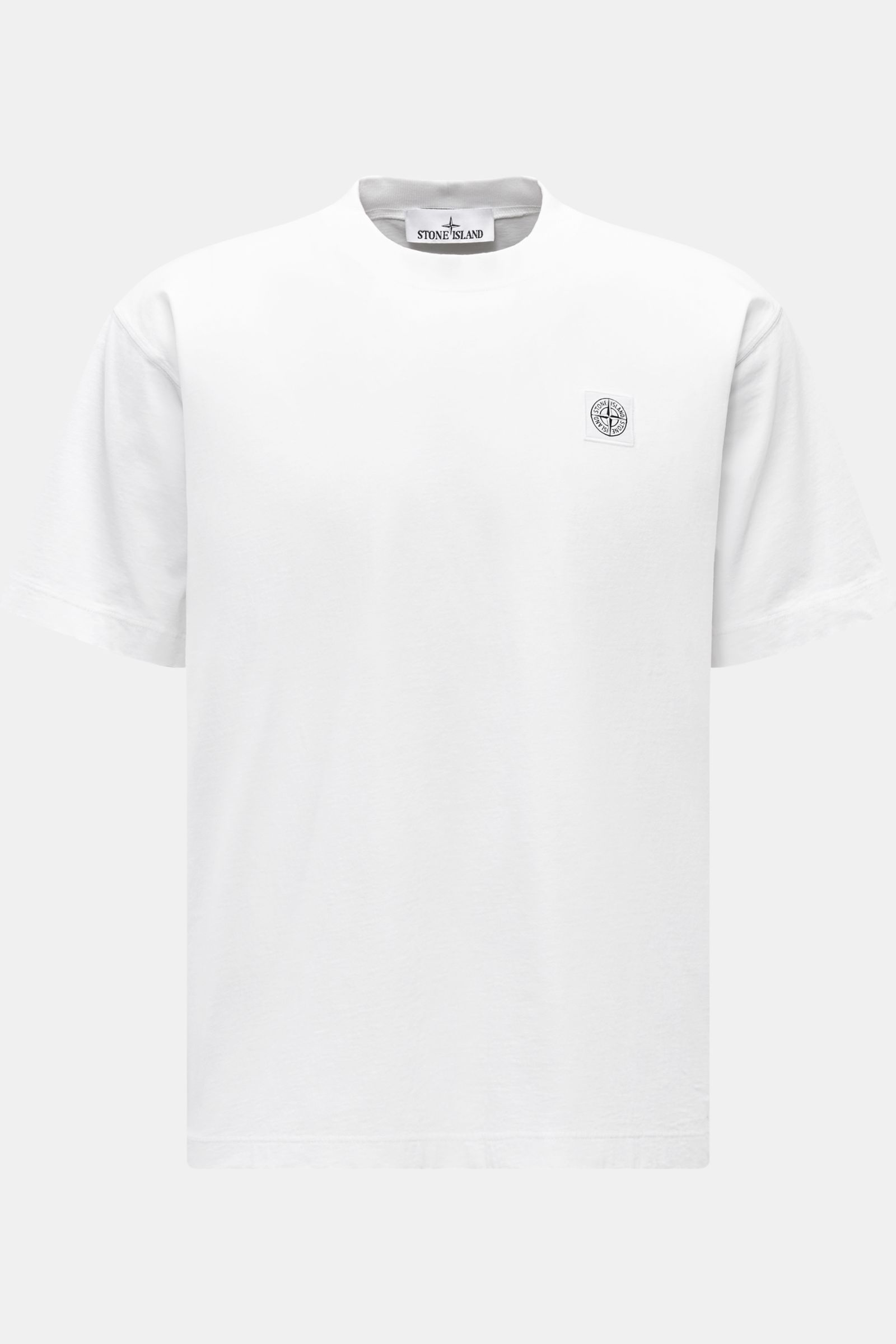 Stone Island T-Shirt 'Dyed Regular Fit' weiß, frontal fotografiert, aus reiner Baumwolle, mit weichem Griff, Rundhalsausschnitt und Weblabel auf der Brust.