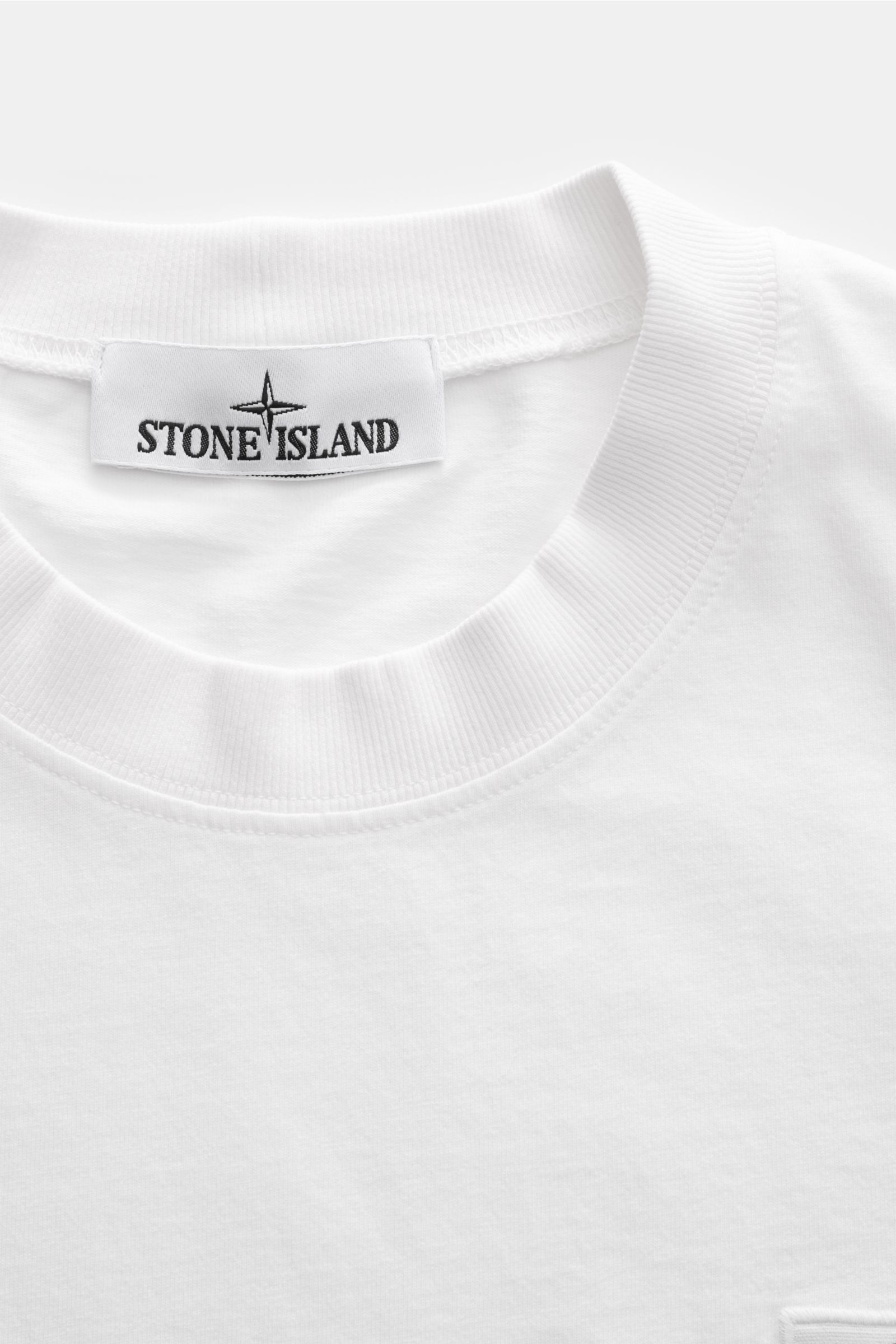 Stone Island T-Shirt 'Dyed Regular Fit' weiß, Nahaufnahme von oben, reine Bio-Baumwolle, weicher Griff, Rundhalsausschnitt, Weblabel auf der Brust.