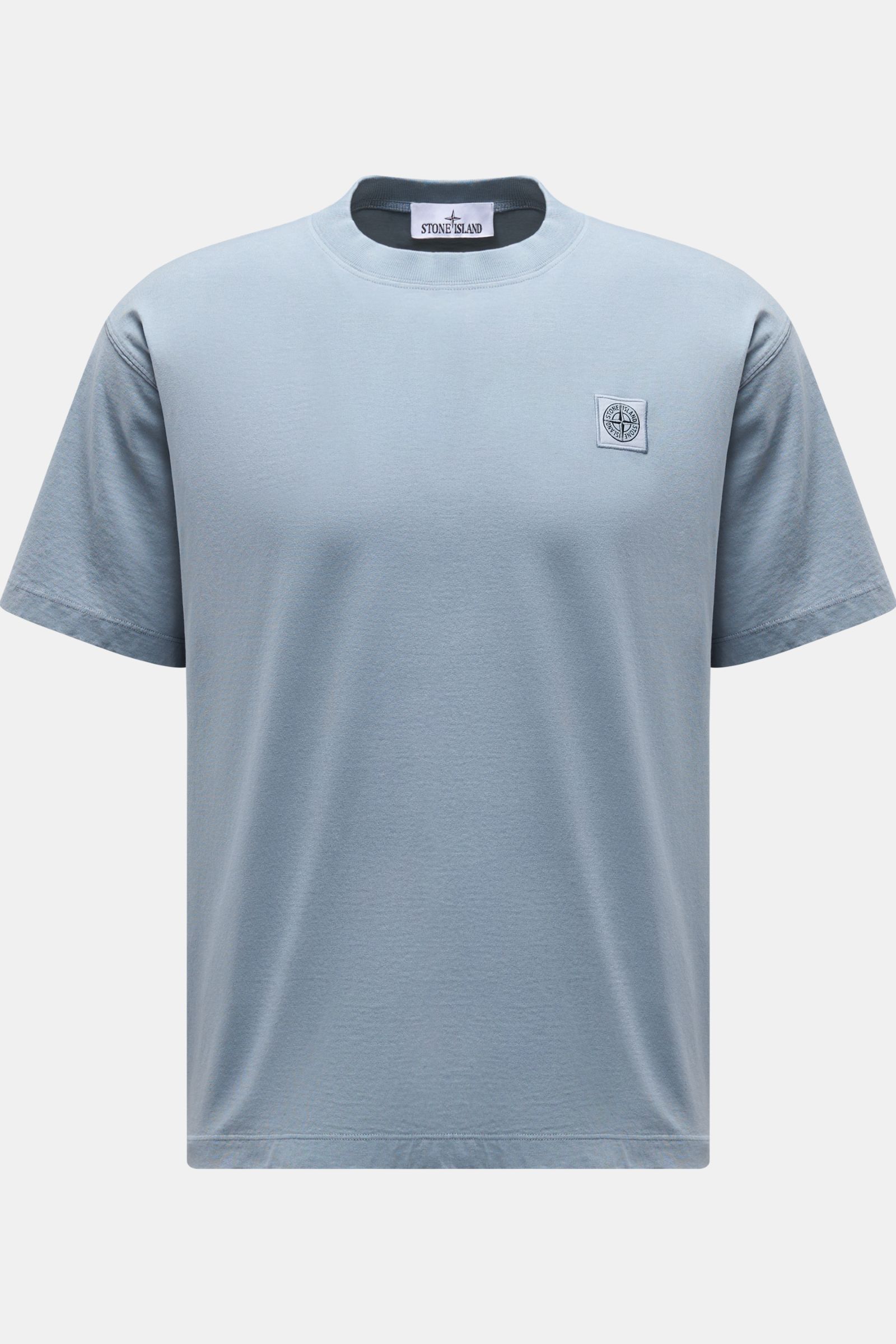 Stone Island T-Shirt 'Dyed Regular Fit' rauchblau, frontal fotografiert, aus reiner Bio-Baumwolle, weicher Griff, Rundhalsausschnitt, Weblabel auf der Brust.