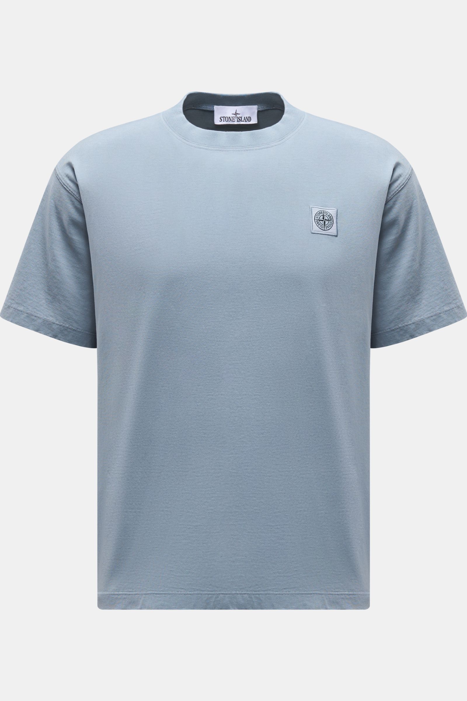 Stone Island T-Shirt 'Dyed Regular Fit' rauchblau, frontale Ansicht, reine Bio-Baumwolle, weicher Griff, Rundhalsausschnitt, Weblabel auf der Brust.