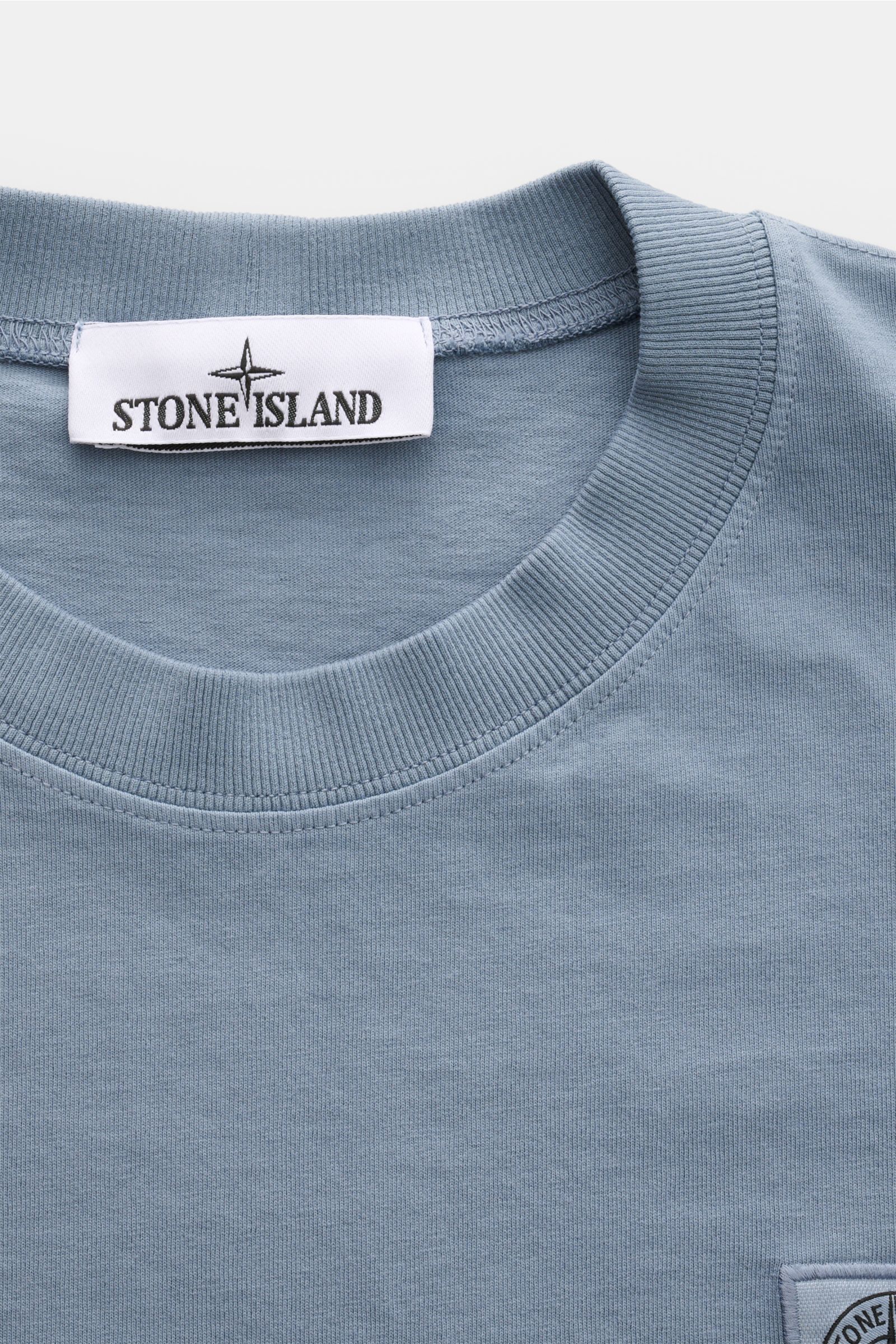 Stone Island T-Shirt 'Dyed Regular Fit' rauchblau in Nahaufnahme von oben, Bio-Baumwolle, Rundhalsausschnitt, Weblabel Brust.