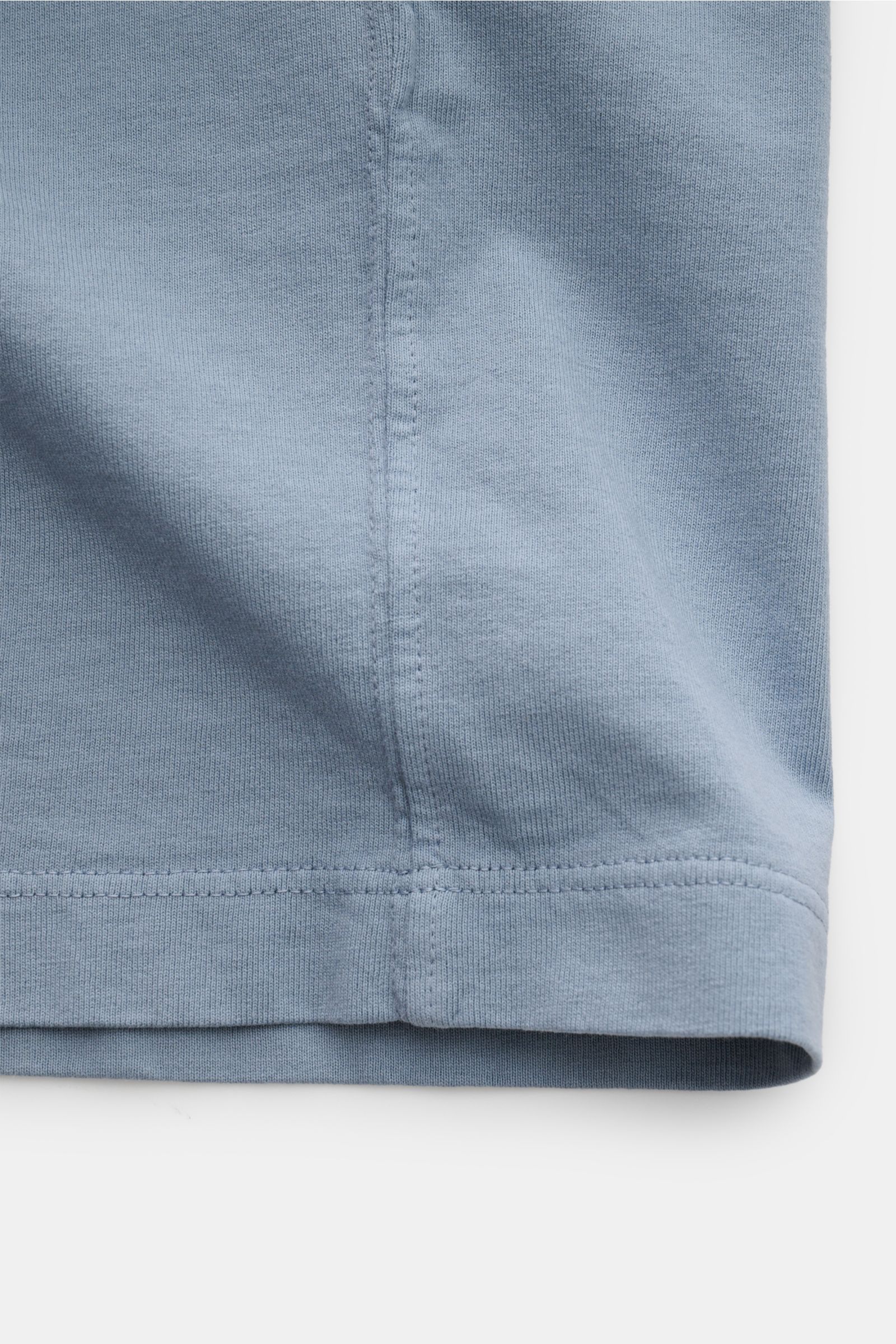 Stone Island T-Shirt 'Dyed Regular Fit' rauchblau, Detailaufnahme Saum und Naht, reine Baumwolle, weicher Griff, Weblabel auf der Brust.