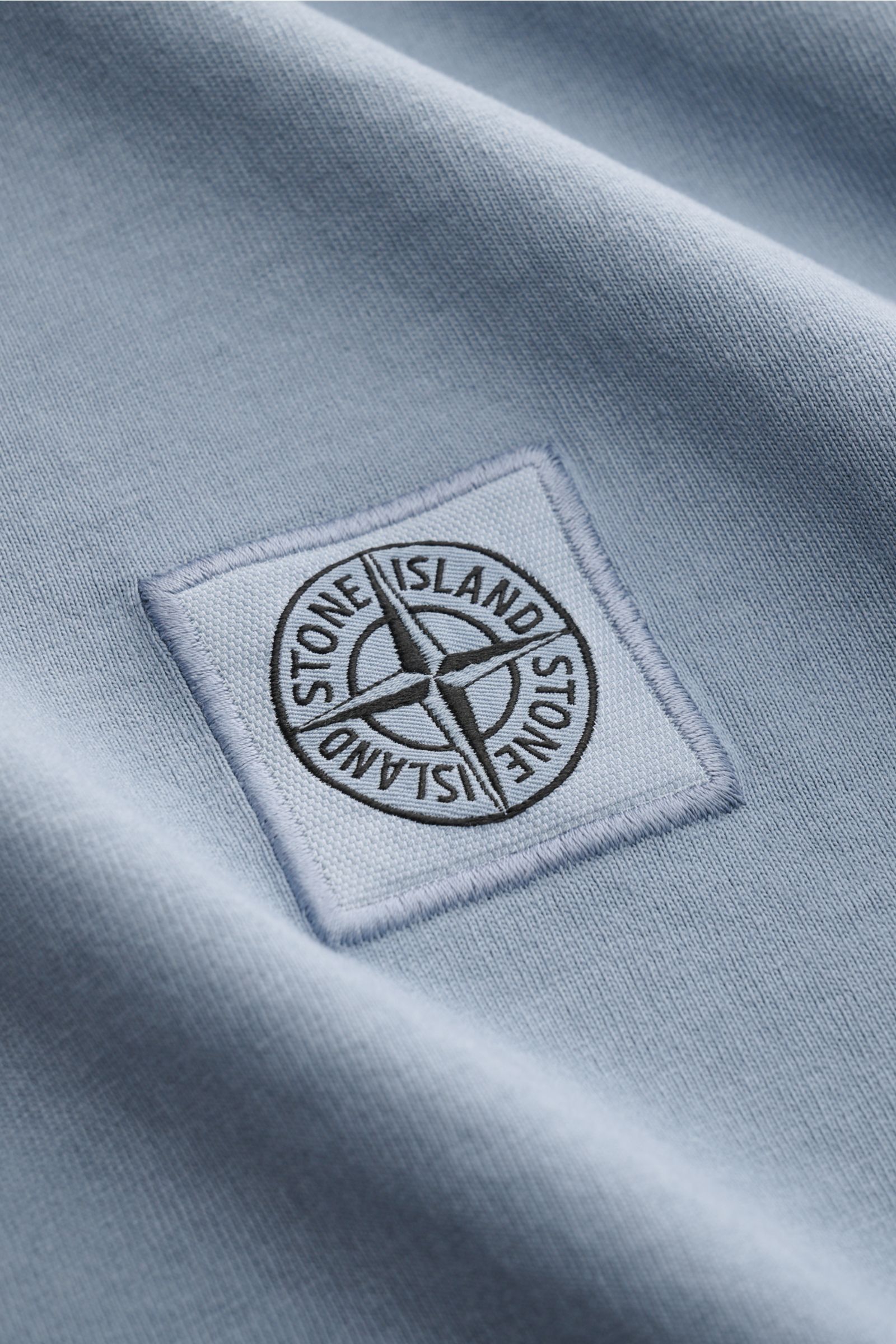 Stone Island T-Shirt 'Dyed Regular Fit' rauchblau aus reiner Baumwolle mit weichem Griff, Rundhalsausschnitt, Weblabel frontal nah fotografiert.