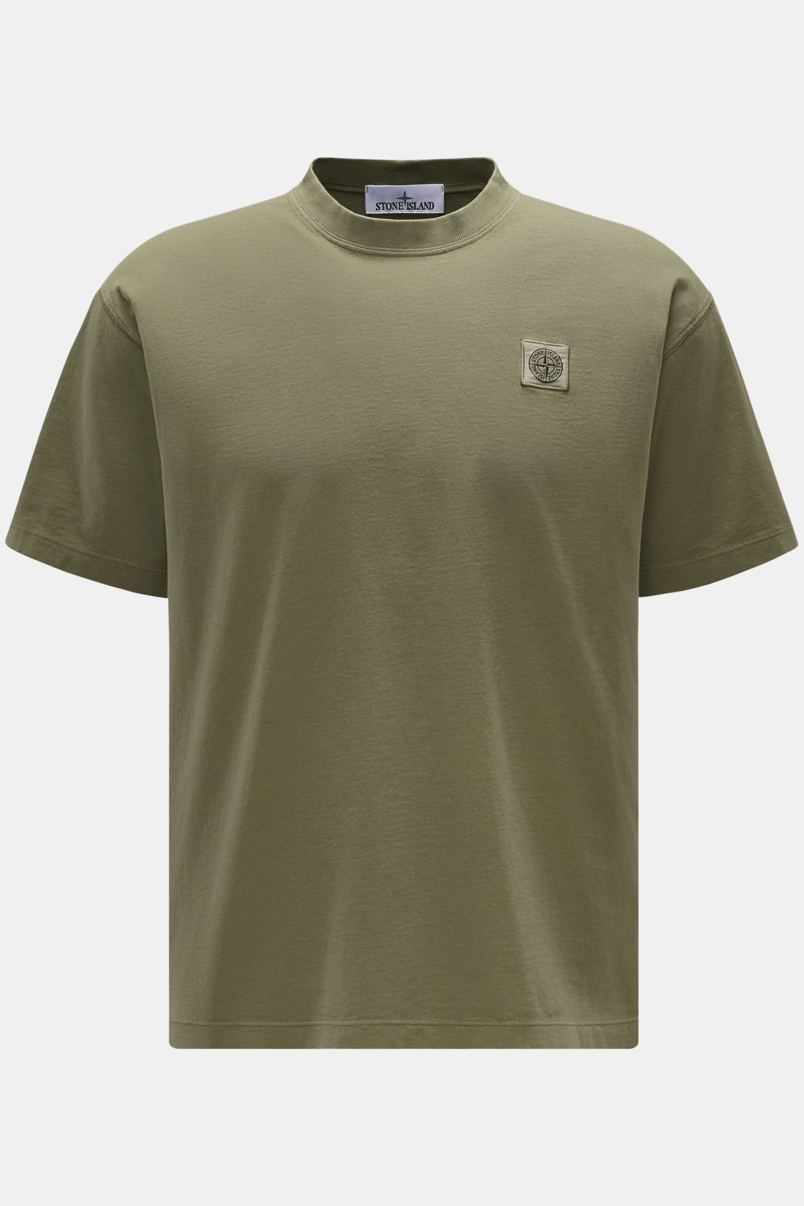 Front view of Stone Island T-shirt 'Dyed Regular Fit' olive in pure organic cotton with crew neck and woven label on chest, regular fit.

Description:
A timeless basic piece: This T-shirt by STONE ISLAND in pure organic cotton effortlessly completes re