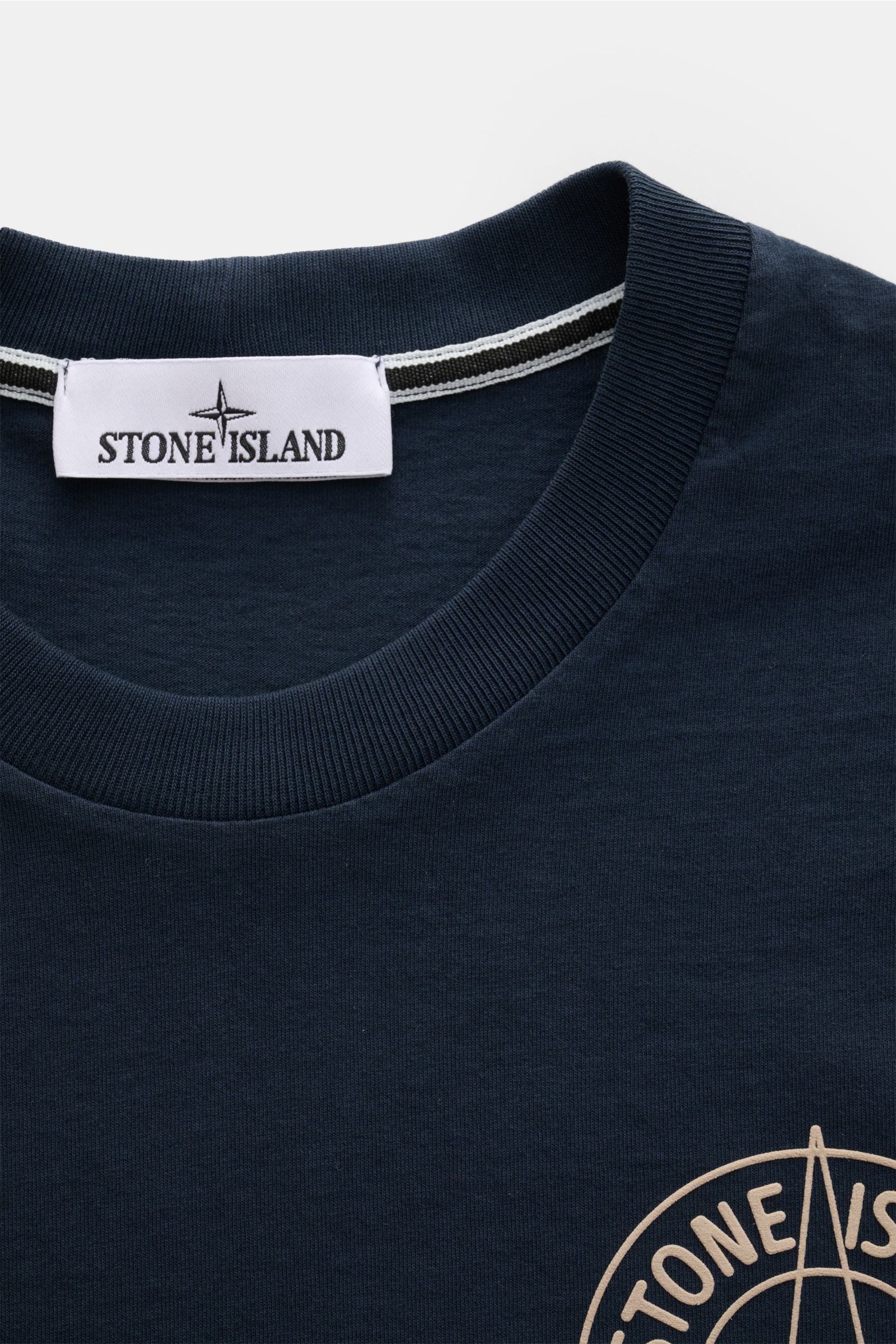 Stone Island T-Shirt 'Print' navy shown from a close-up front angle, featuring a ribbed round neckline and logo print. Eyecatcher mit Print: Das T-Shirt von STONE ISLAND aus reiner Bio-Baumwolle rundet legere Freizeitlooks mühelos ab und wird zum viels