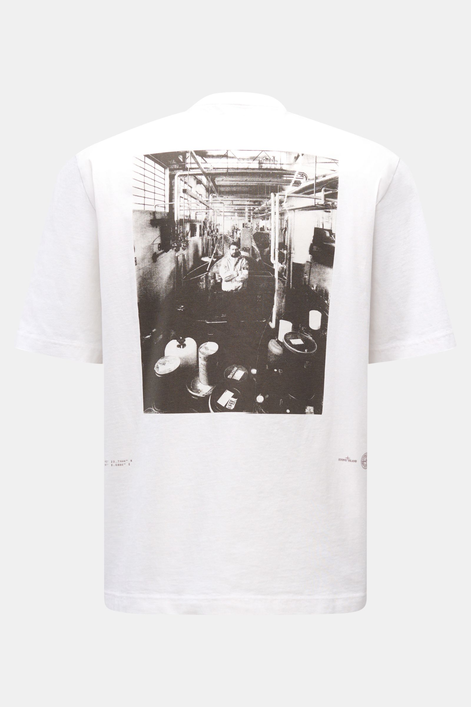 Stone Island Rundhals-T-Shirt offwhite, von hinten fotografiert, mit plakativen Schwarz-Weiß-Rückenprint und Regular Fit aus Baumwolle.