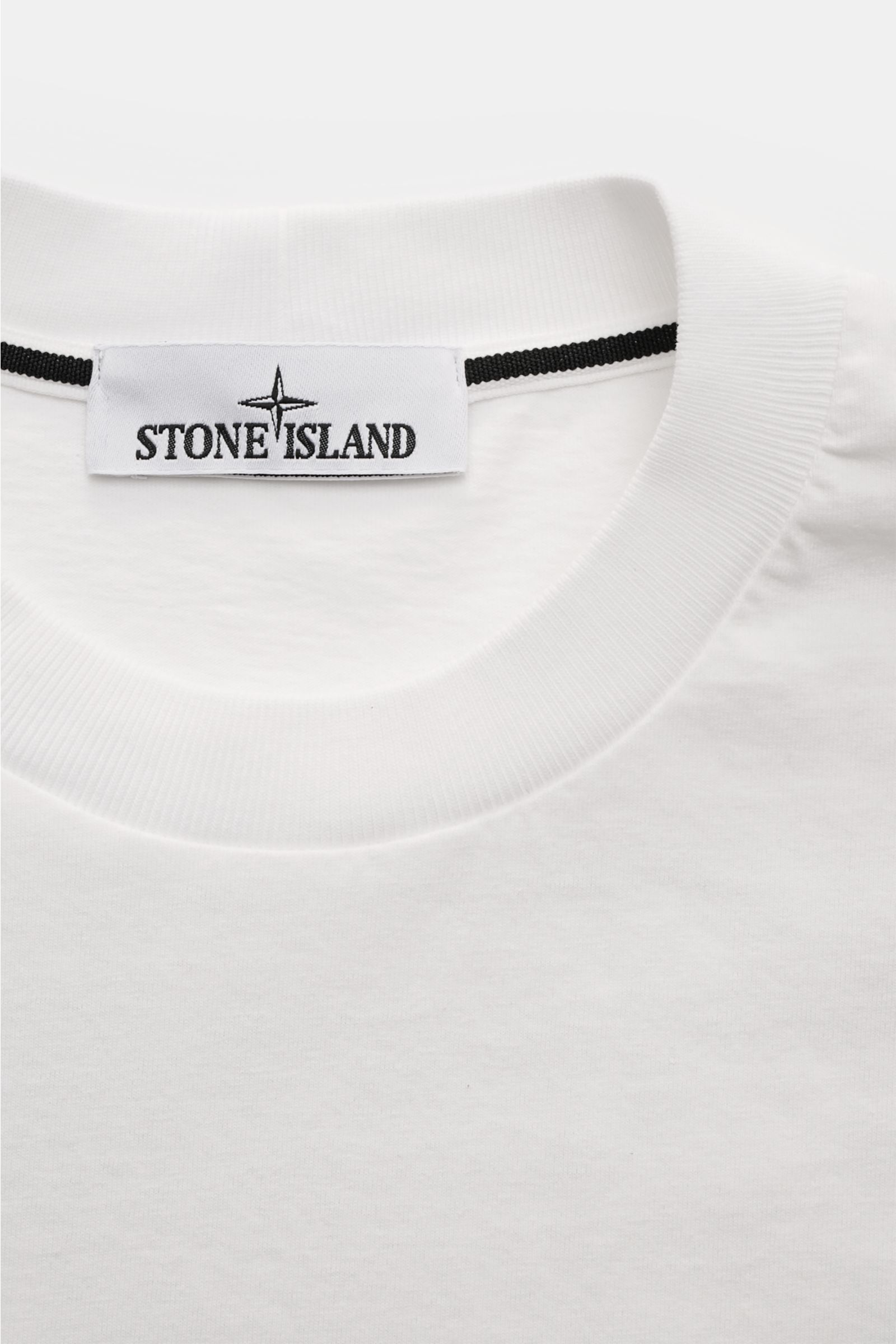 Stone Island Rundhals-T-Shirt offwhite, Detailansicht des Rundhalsausschnitts mit Logo-Etikett, schwere Baumwoll-Qualität, Regular Fit