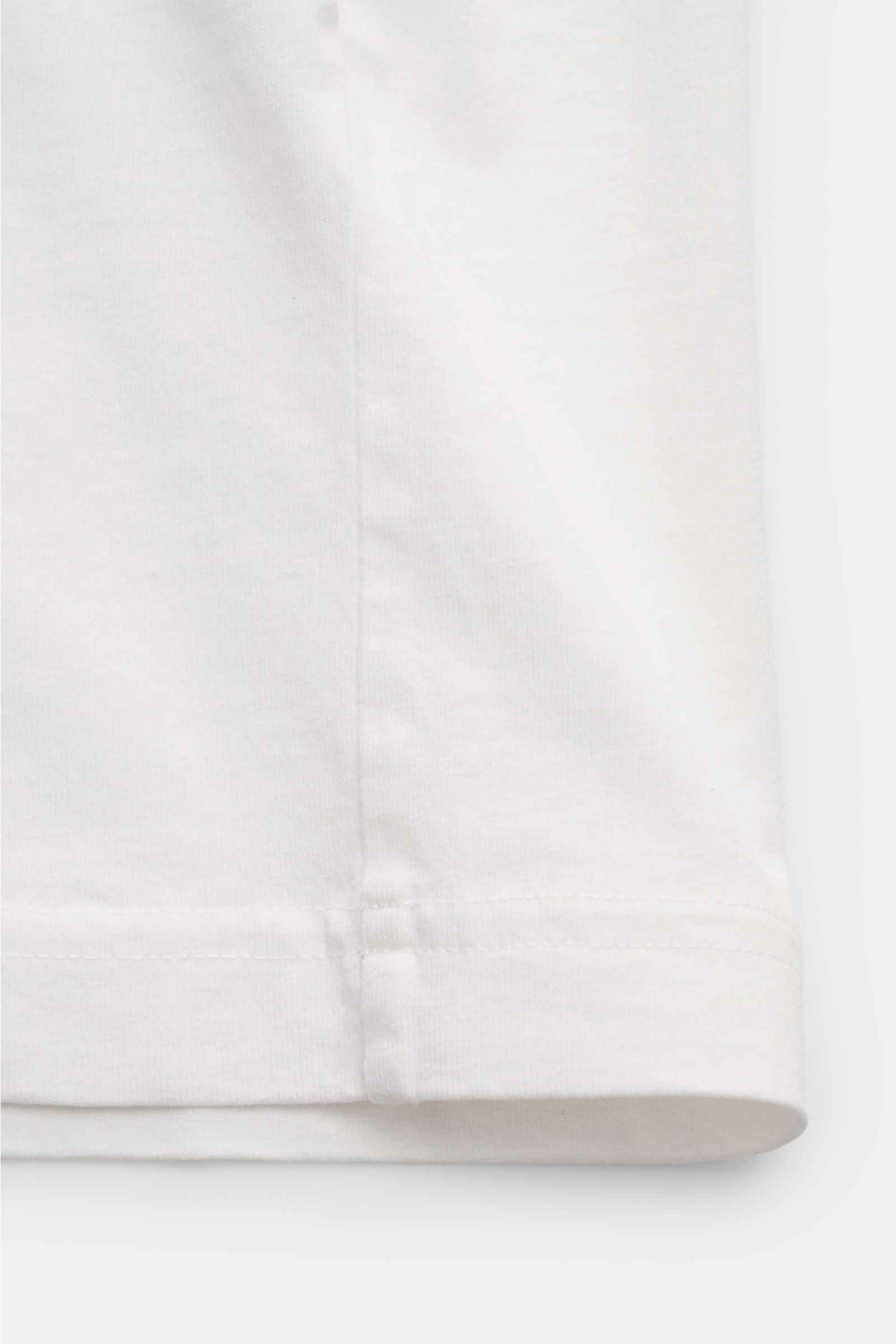 Stone Island Rundhals-T-Shirt offwhite, Detailaufnahme Saum und Naht, reine Baumwolle, Regular Fit, leichter Griff, Front- und Rückenprint.