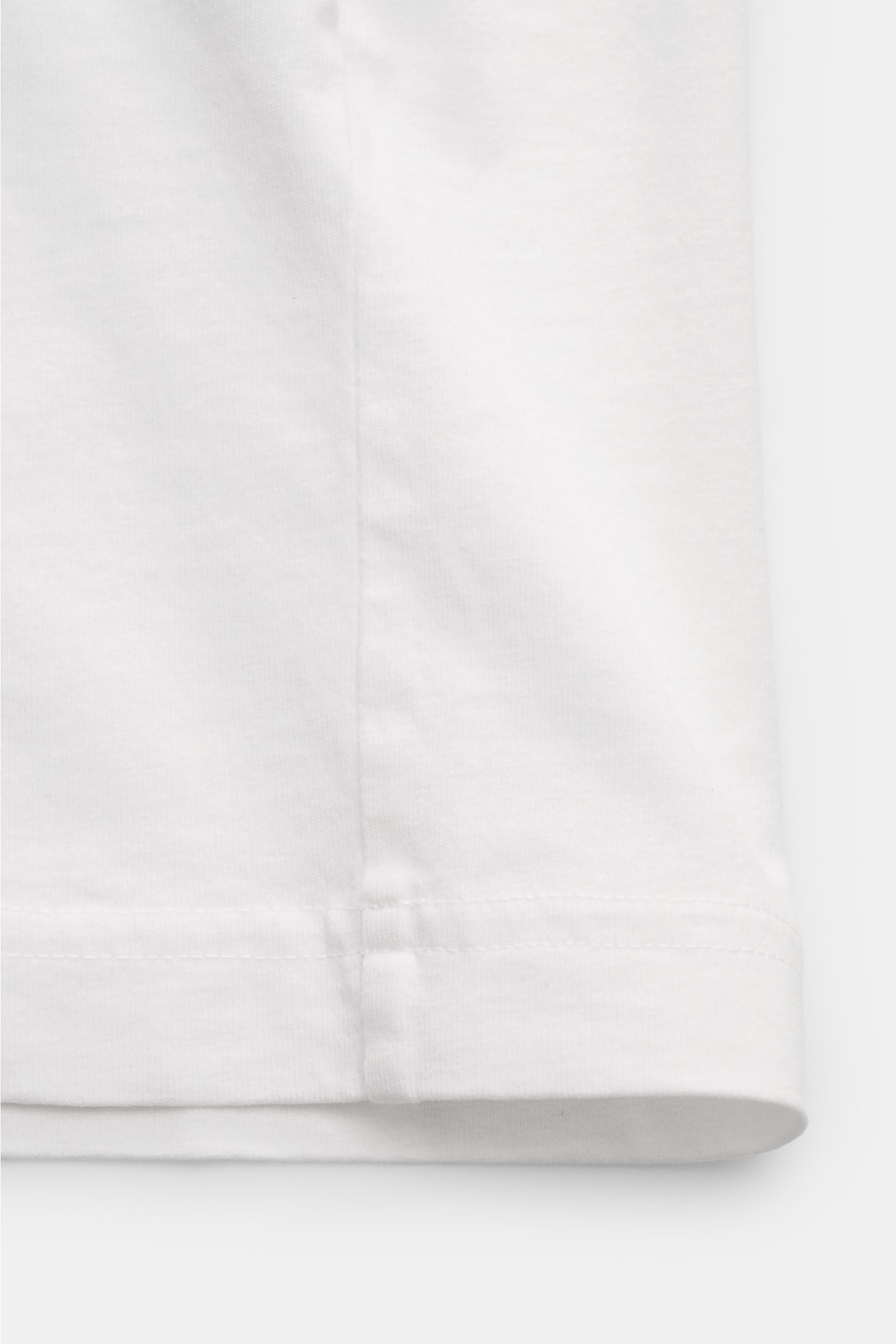 Stone Island Rundhals-T-Shirt offwhite aus schwerer Baumwolle, Regular Fit, Front- und plakativer Rückenprint, Detailansicht Saum.