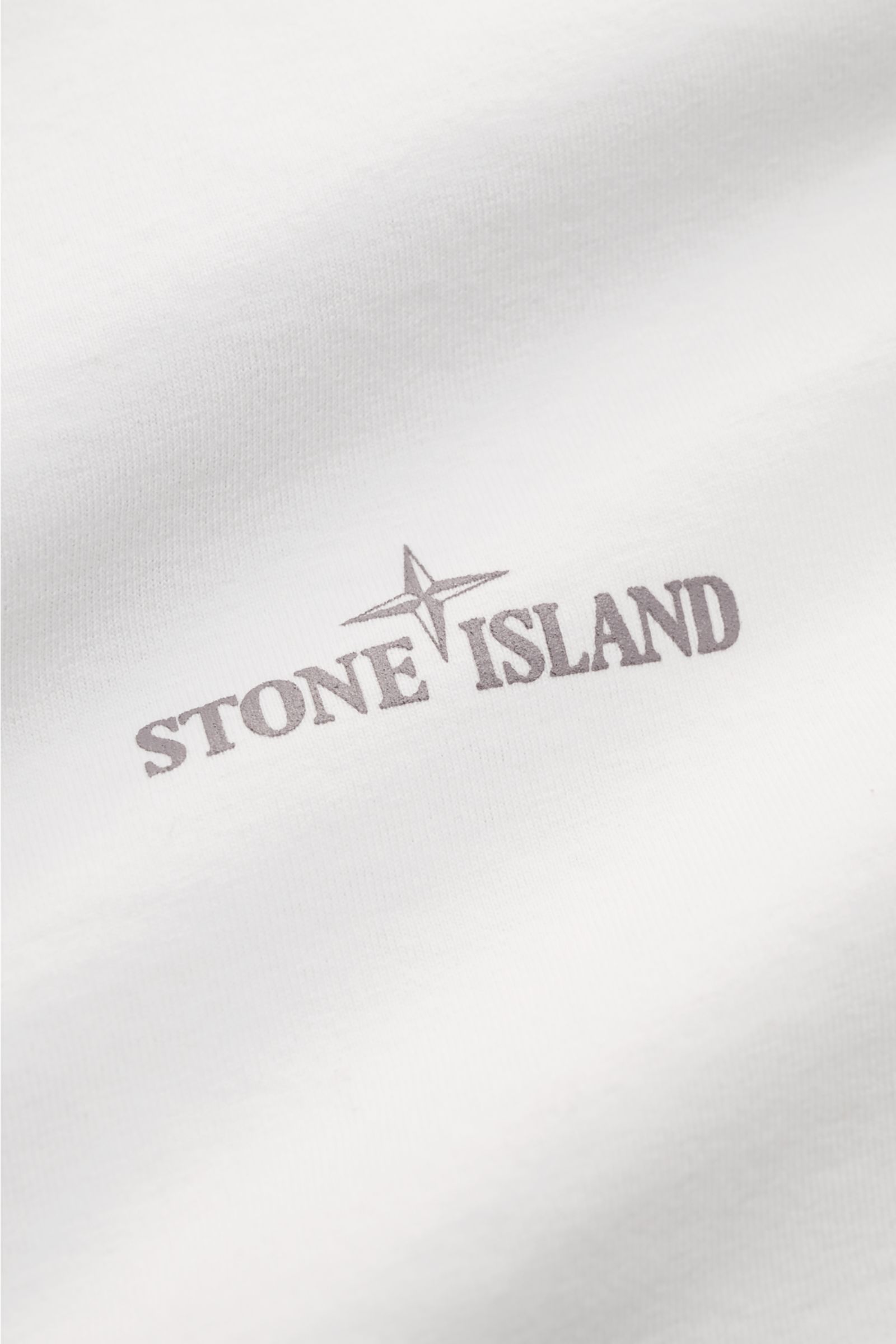 Stone Island Rundhals-T-Shirt offwhite aus schwerer Baumwolle, Front-STONE ISLAND-Print, Detailaufnahme der Stoffstruktur, leichte griffige Haptik.