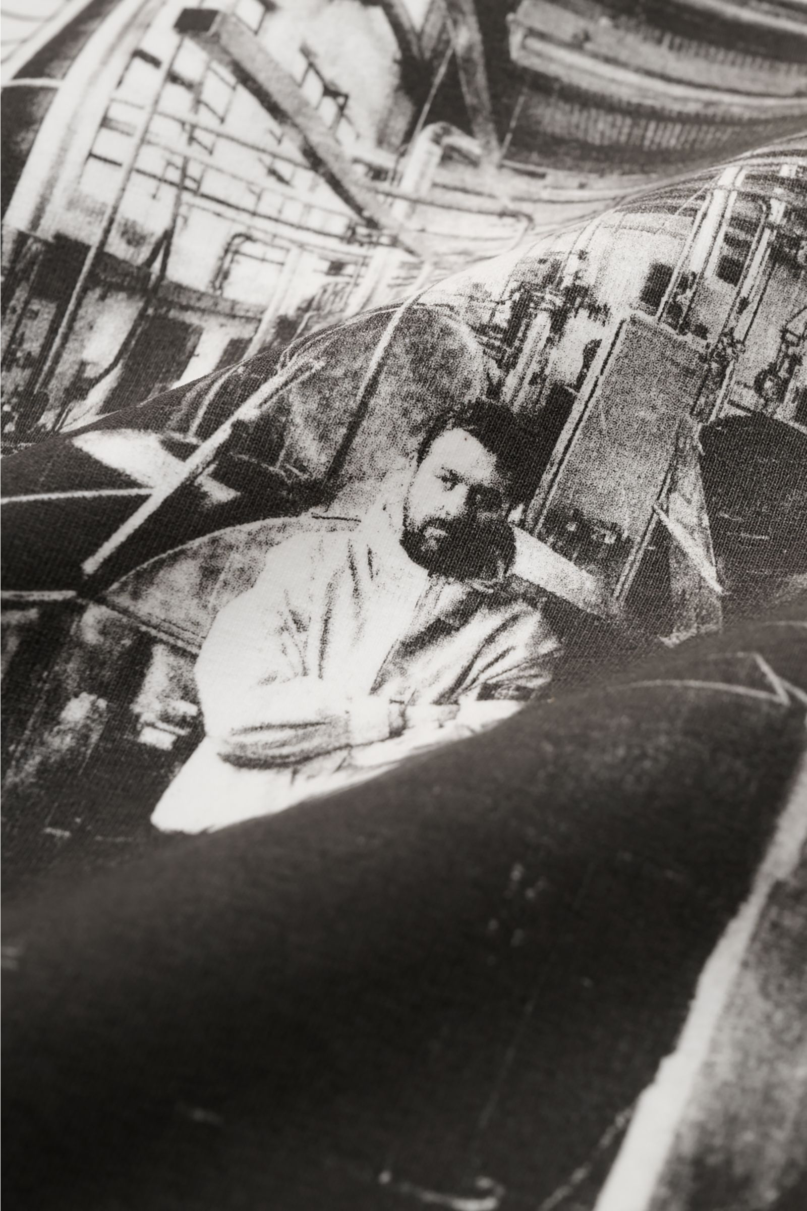 Stone Island Rundhals-T-Shirt offwhite mit schwerer Baumwoll-Qualität, Regular Fit, Rundhalsausschnitt, Front- und plakativer Rückenprint, Detailfoto des Rückenprints.