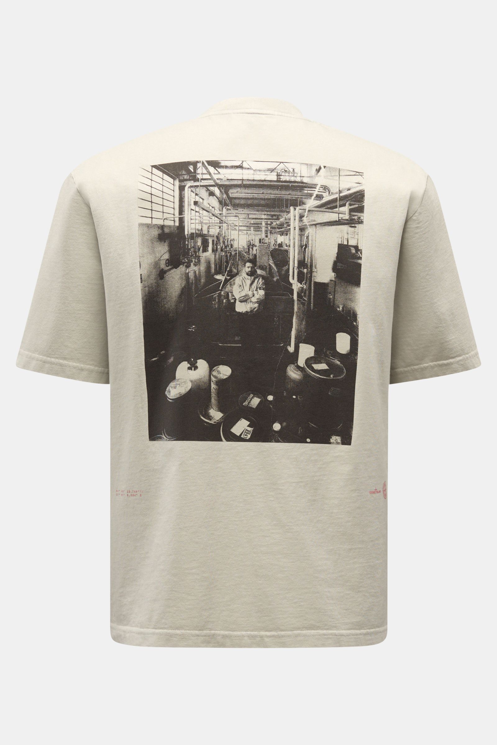 Stone Island Rundhals-T-Shirt hellgrau von hinten fotografiert, mit plakativen schwarz-weiß Rückenprint, Regular Fit, Baumwolle.