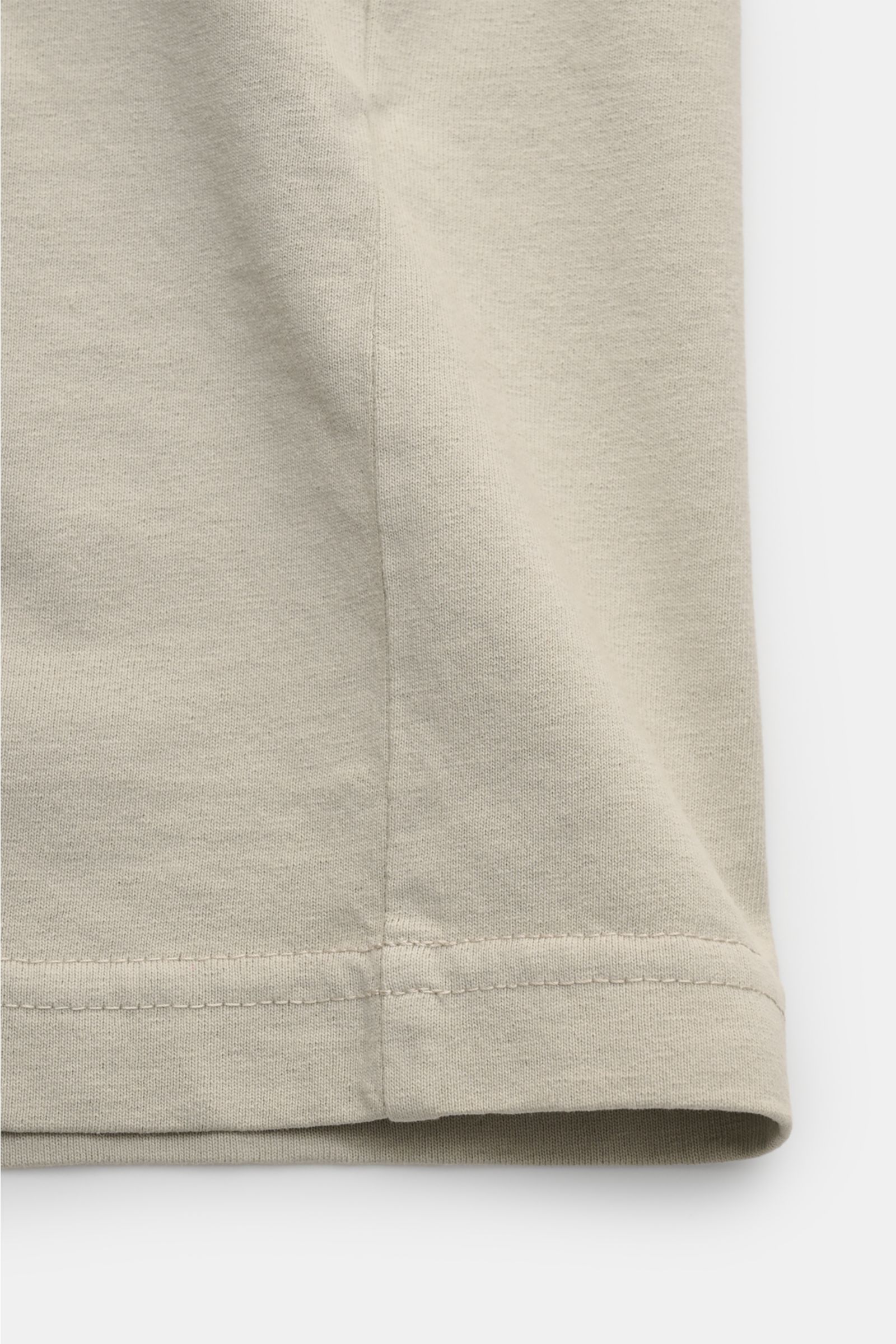 Stone Island Rundhals-T-Shirt hellgrau, Detailansicht Saum und Naht, schwere Baumwolle, Regular Fit, Rundhalsausschnitt, Front- und Rückenprint.