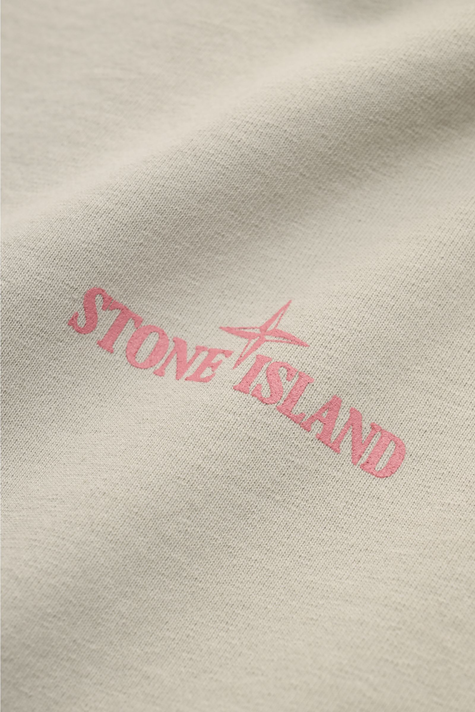 Alt-Tag (max. 125 Zeichen):
Nahaufnahme des Stone Island Rundhals-T-Shirts hellgrau aus reiner Baumwolle mit STONE ISLAND-Frontprint, leichte Struktur sichtbar.