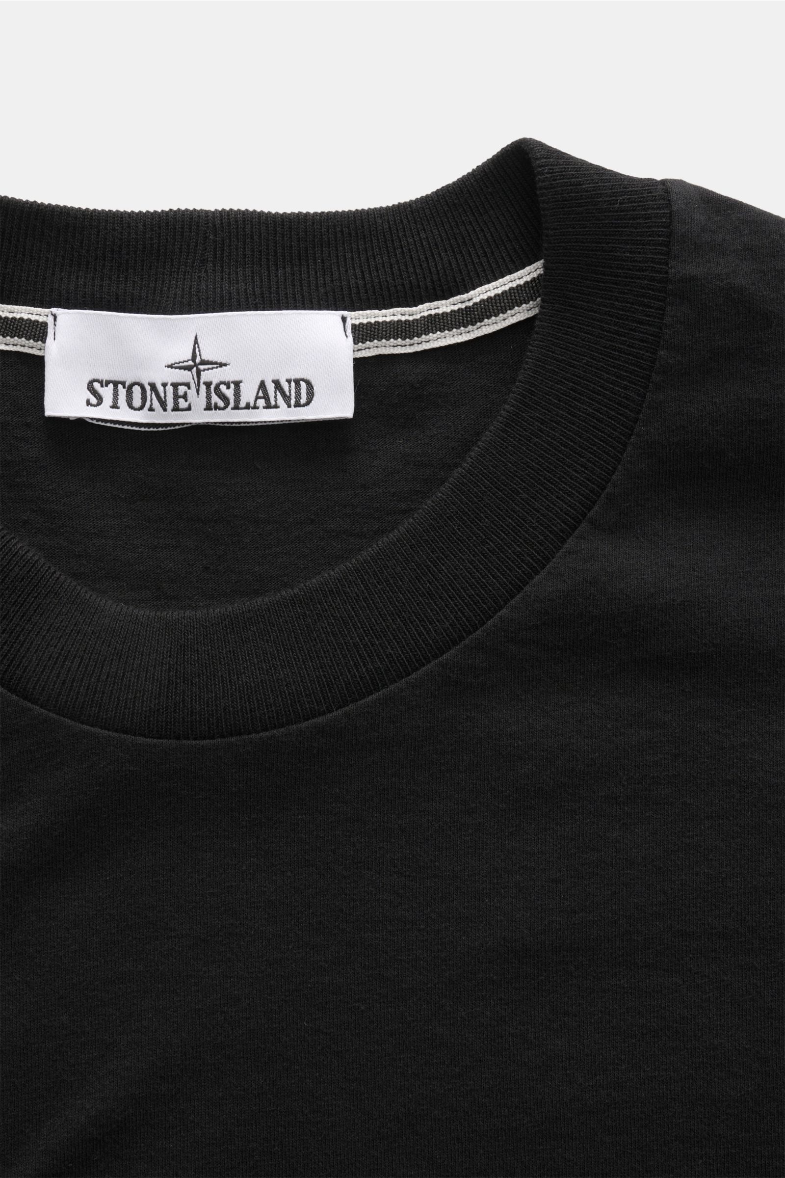 Stone Island Rundhals-T-Shirt schwarz, Detailansicht des Rundhalsausschnitts mit Label, Jersey aus reiner Baumwolle, weicher Griff, Regular Fit, STONE ISLAND-Print vorne, plakativer Rückenprint.