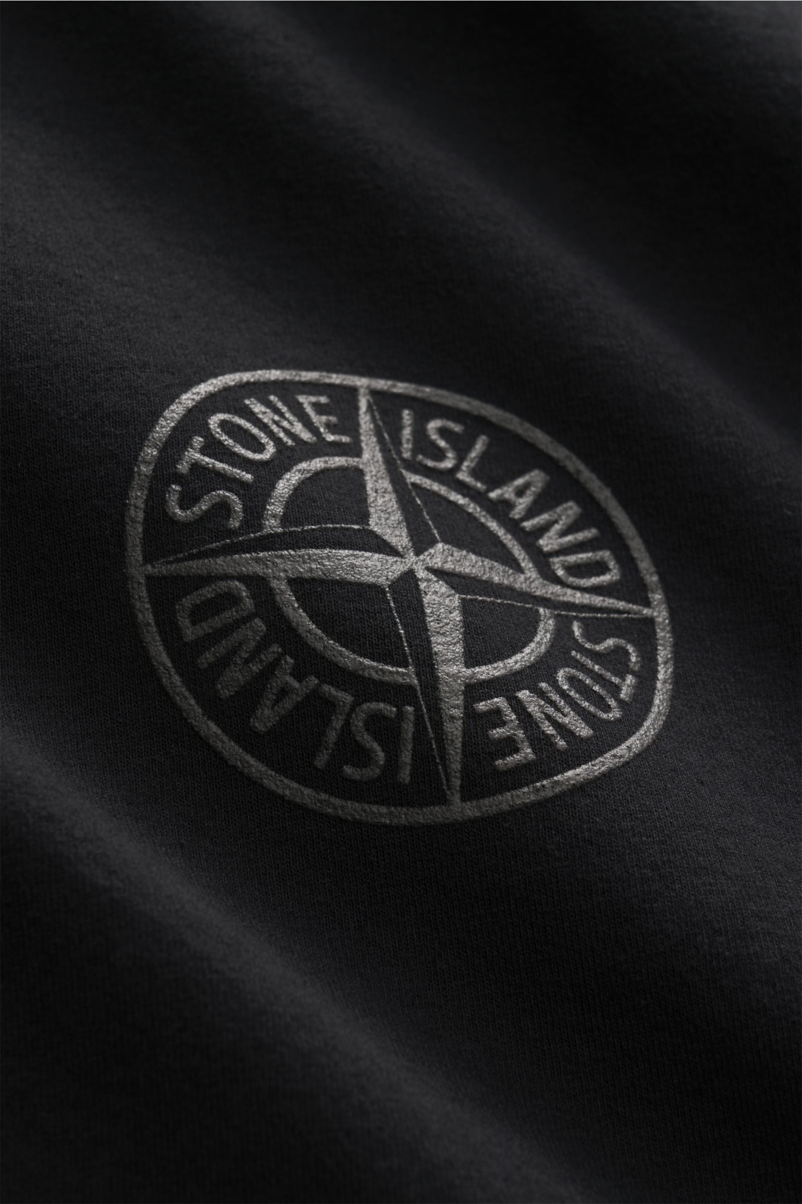 Stone Island Rundhals-T-Shirt schwarz aus reiner Baumwolle mit weichem Griff, Regular Fit, Frontprint, plakativer Rückenprint, Detailaufnahme Material.