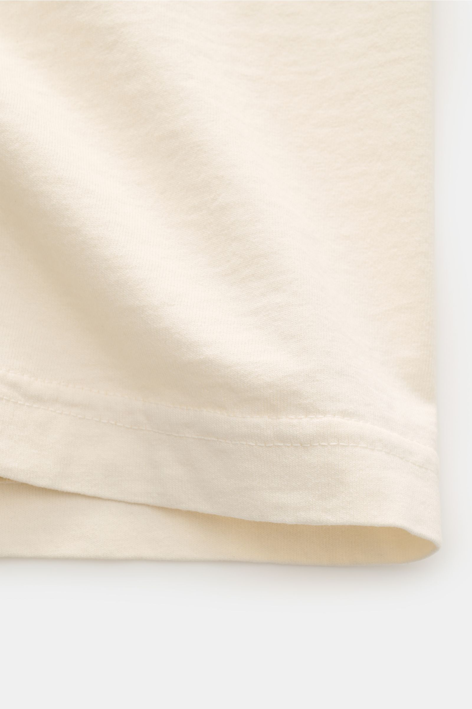 Close-up of the hem of the Stone Island Crew neck T-shirt cream, showing soft heavyweight cotton fabric from a side perspective.

Description: Striking casual basic: STONE ISLAND presents this casual T-shirt made from heavyweight cotton fabric with a s