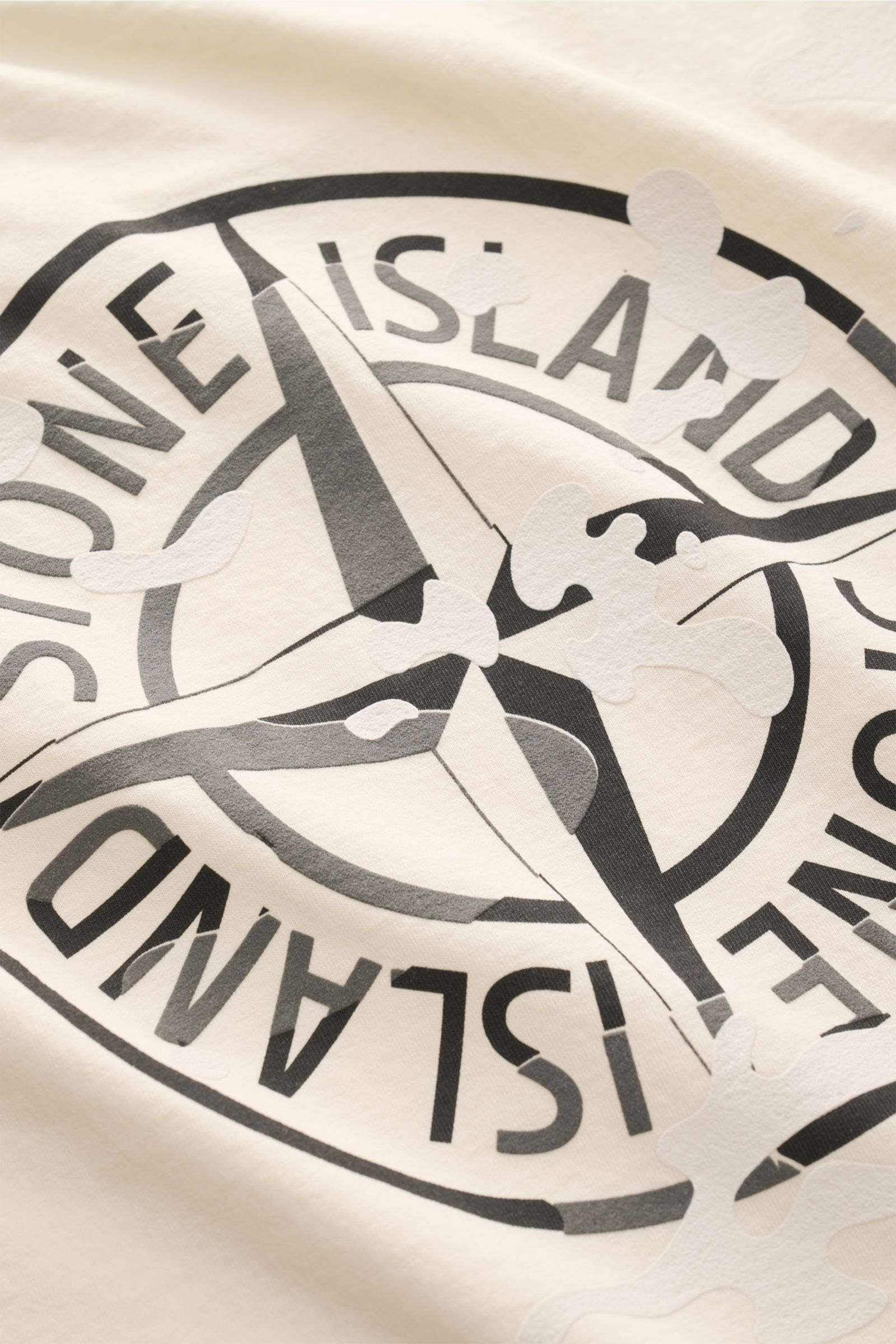 Close-up front view of Stone Island Crew neck T-shirt cream, showing logo print with textured white details on cotton fabric.

Striking casual basic: STONE ISLAND presents this casual T-shirt made from heavyweight cotton fabric with a striking back pri
