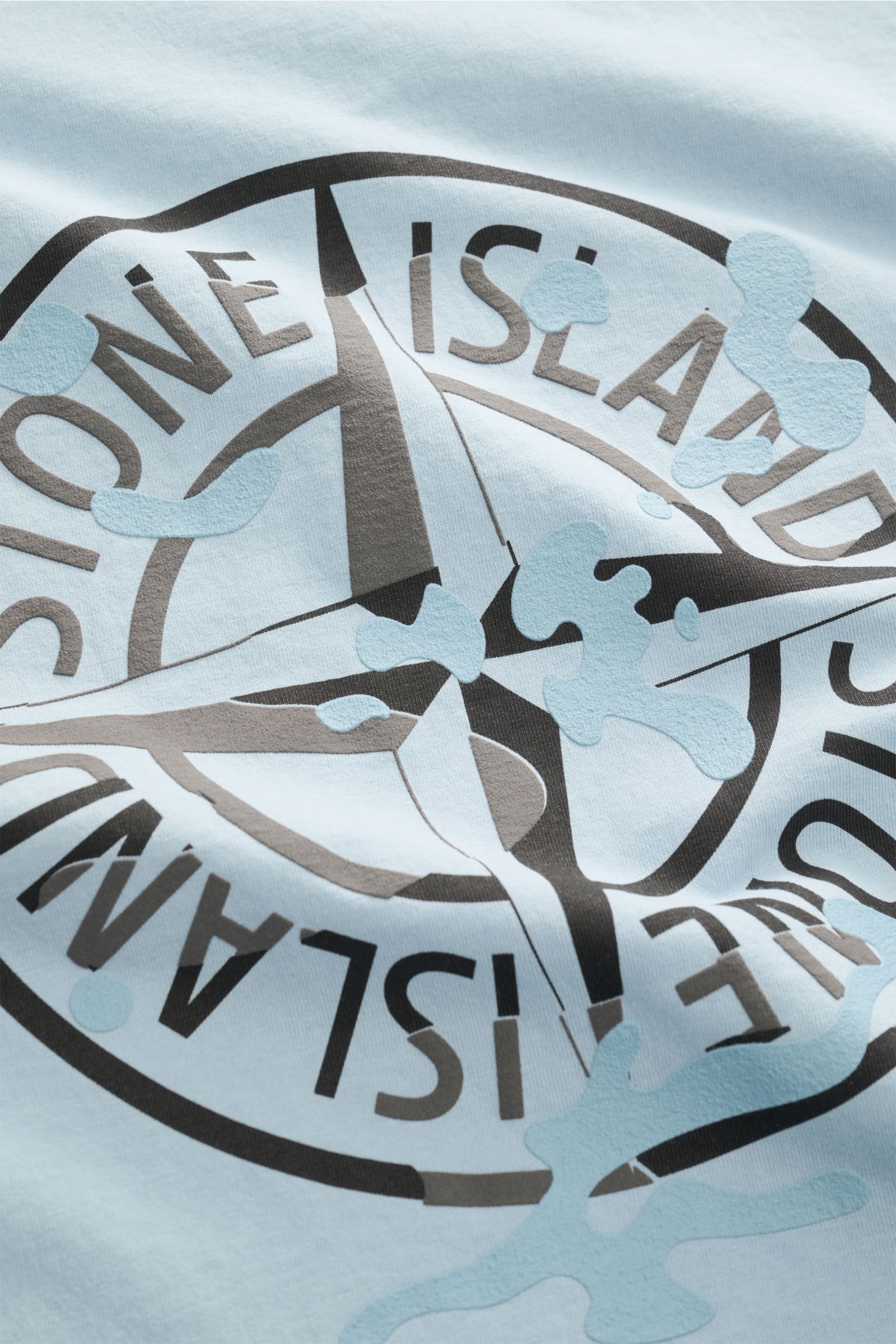 Stone Island Rundhals-T-Shirt hellblau in Nahaufnahme, weicher Baumwolljersey mit STONE ISLAND-Print vorne und plakativem Rückenprint.
