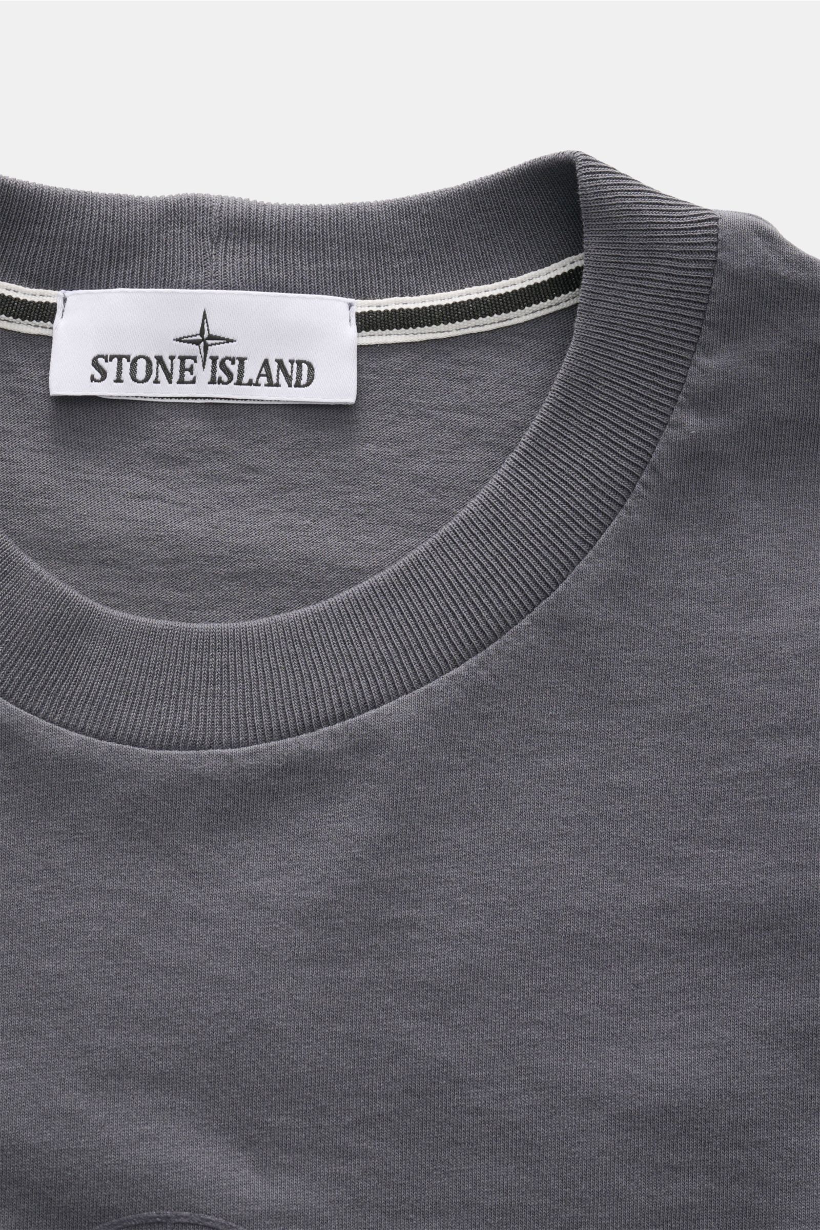 Stone Island Rundhals-T-Shirt dunkelgrau, Detailaufnahme des Rundhalsausschnitts mit STONE ISLAND-Label, Baumwolljersey, weicher Griff, Regular Fit, Casual-Basic mit plakativem Rückenprint.