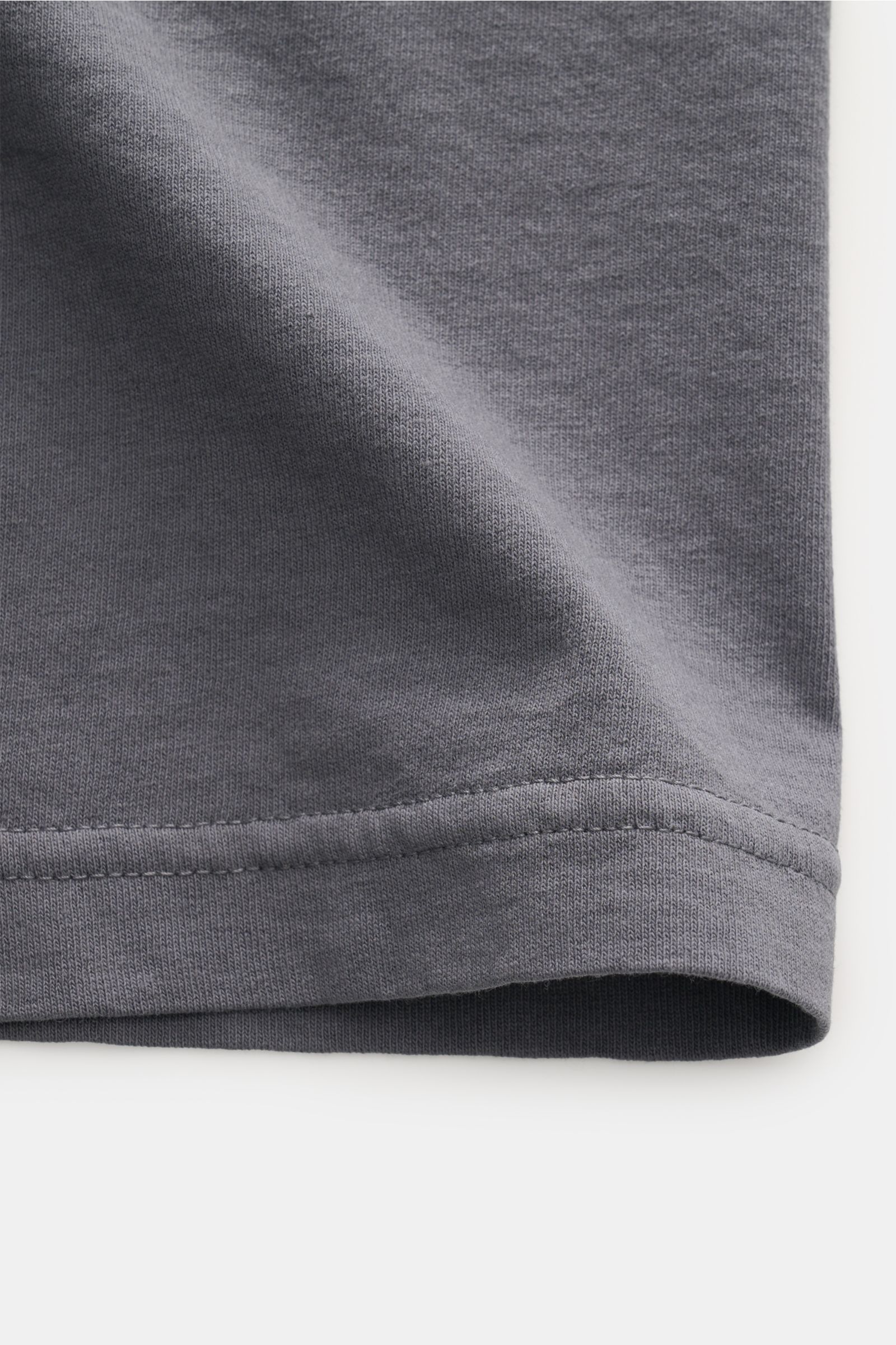 Stone Island Rundhals-T-Shirt dunkelgrau, Detailansicht Saum aus schwerer Baumwolle mit weichem Griff, Regular Fit, Front- und Rückenprint sichtbar.