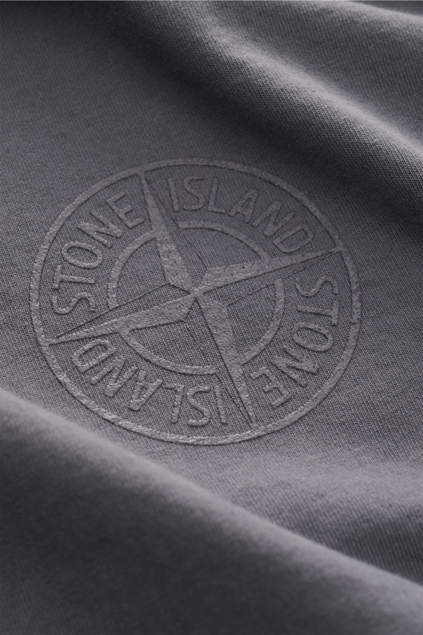 Stone Island Rundhals-T-Shirt dunkelgrau aus schwerer Baumwolle mit weichem Griff, Front- und plakativem Rückenprint, Detailaufnahme des Frontprints.