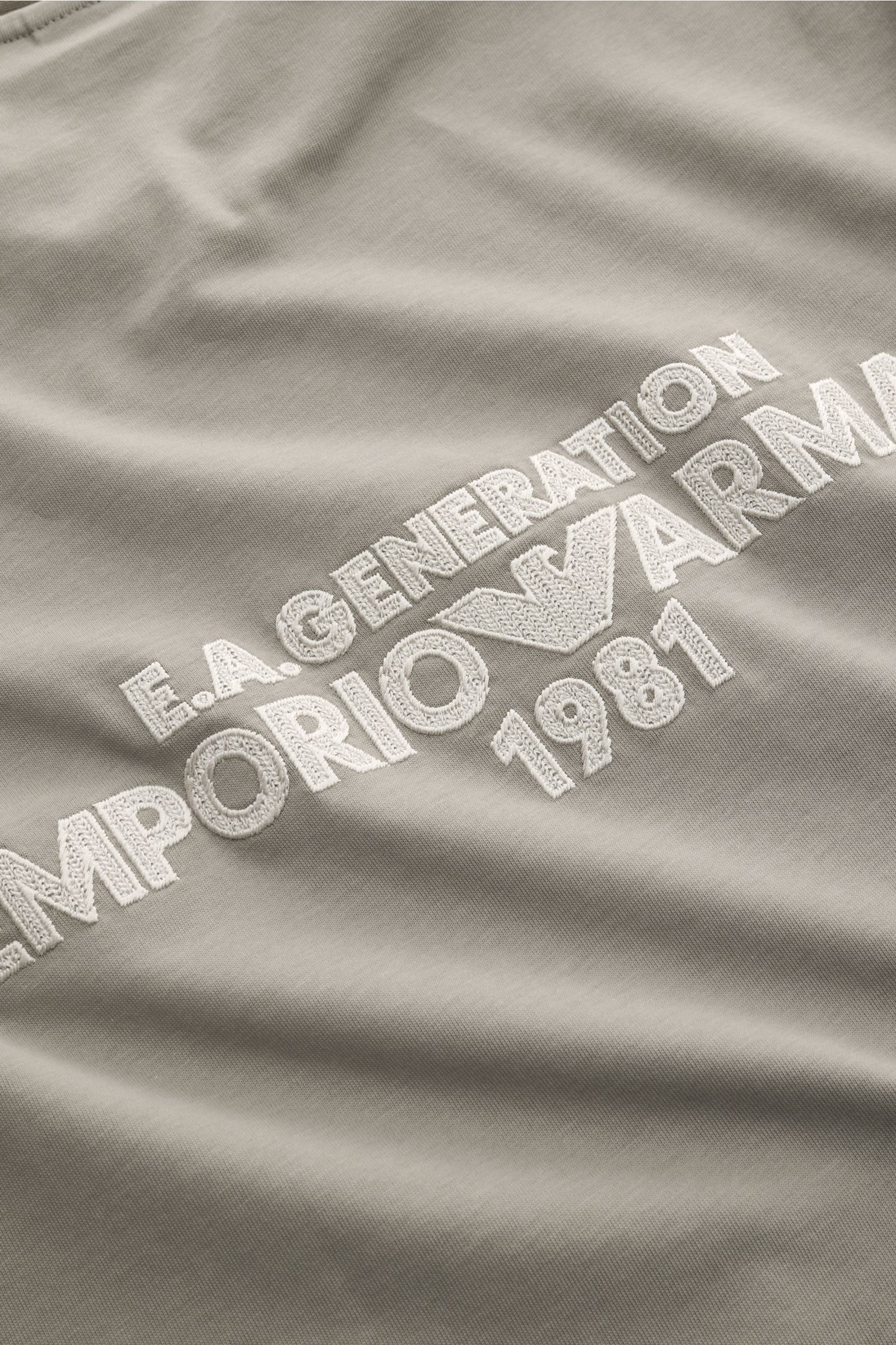 Emporio Armani Rundhals-T-Shirt taupe, Detailaufnahme Rückseite mit großem Stitching im Y2K-Design, Jersey-Baumwolle, Regular Fit.