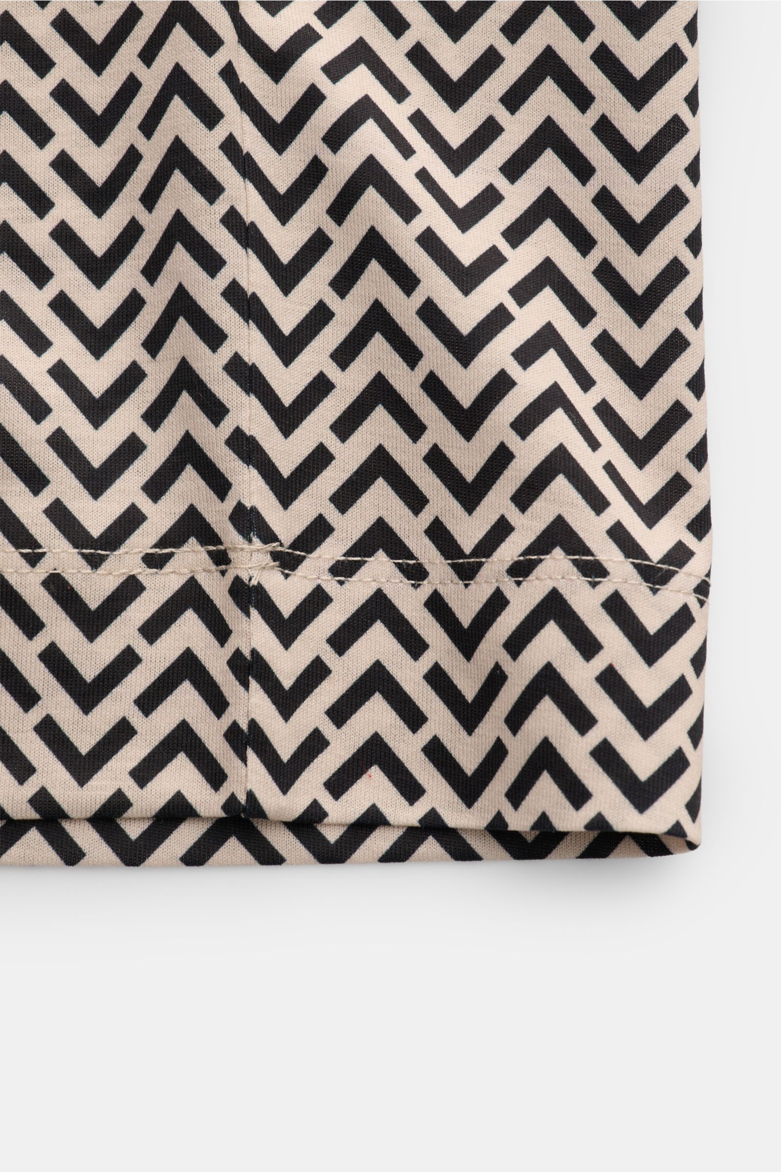 Emporio Armani Rundhals-T-Shirt schwarz/sand gemustert, Detailaufnahme Saum mit Logo-Stitching, Jersey aus Lyocell und Baumwolle, Slim Fit, glatter Griff.