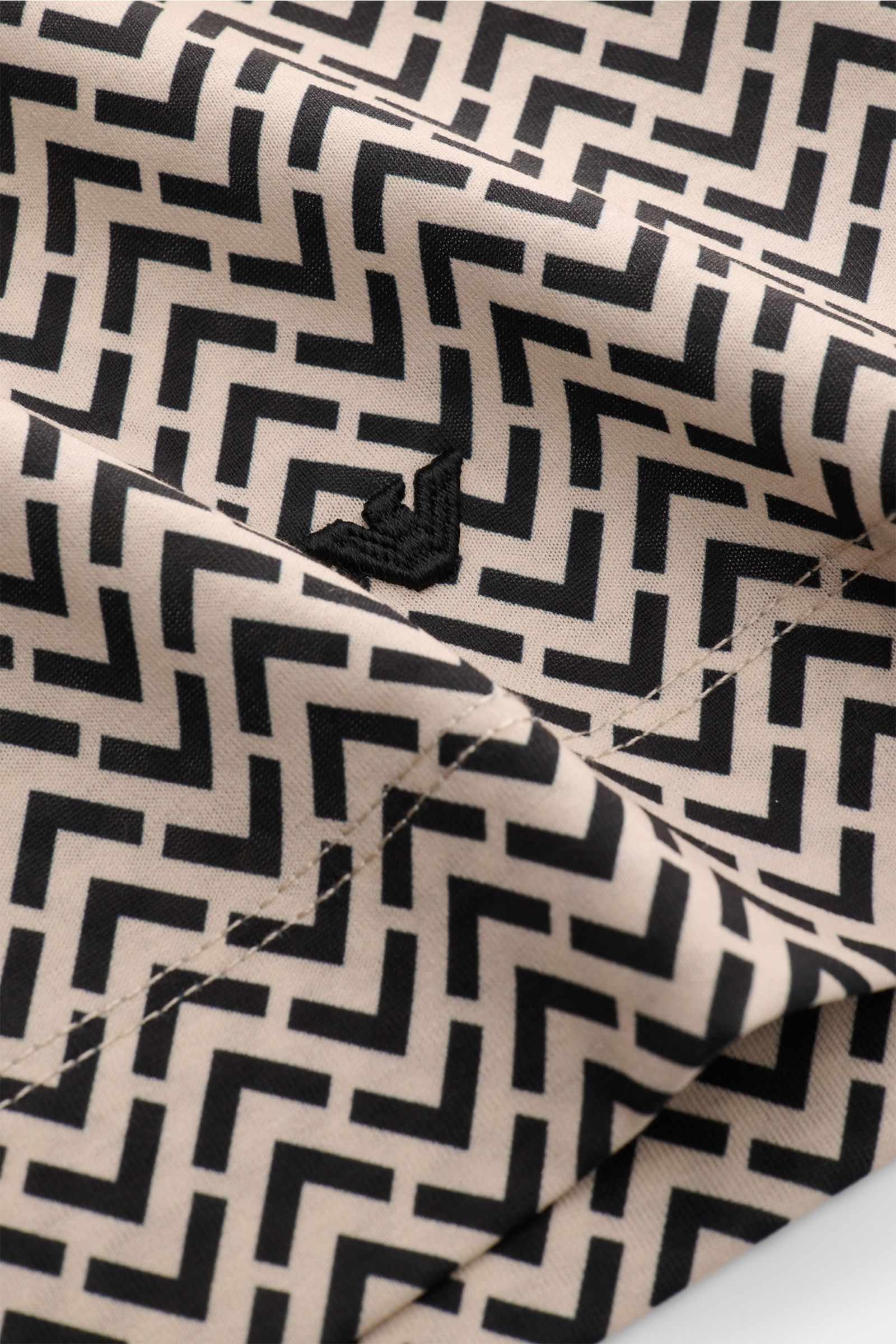 Emporio Armani Rundhals-T-Shirt schwarz/sand gemustert, Detailaufnahme von Naht, retroeskes Muster, Logo-Stitching, Jersey aus Lyocell und Baumwolle.