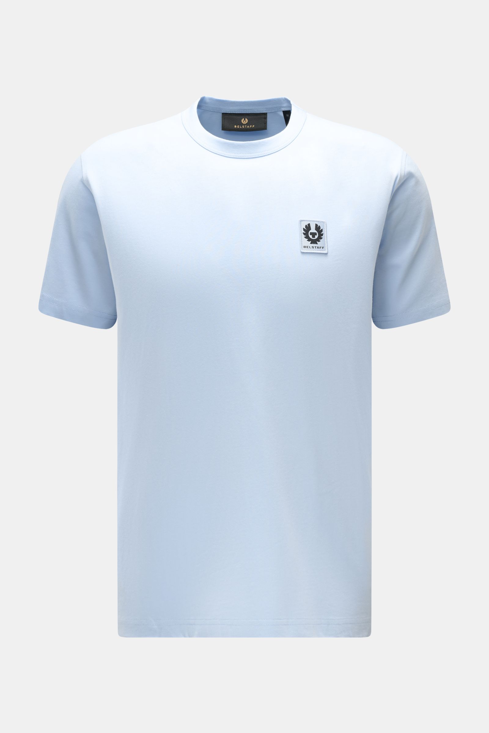 Belstaff Rundhals-T-Shirt hellblau, frontal fotografiert, aus leichtem Baumwoll-Jersey, Slim Fit, mit weichem Griff und dezentem BELSTAFF-Weblabel.