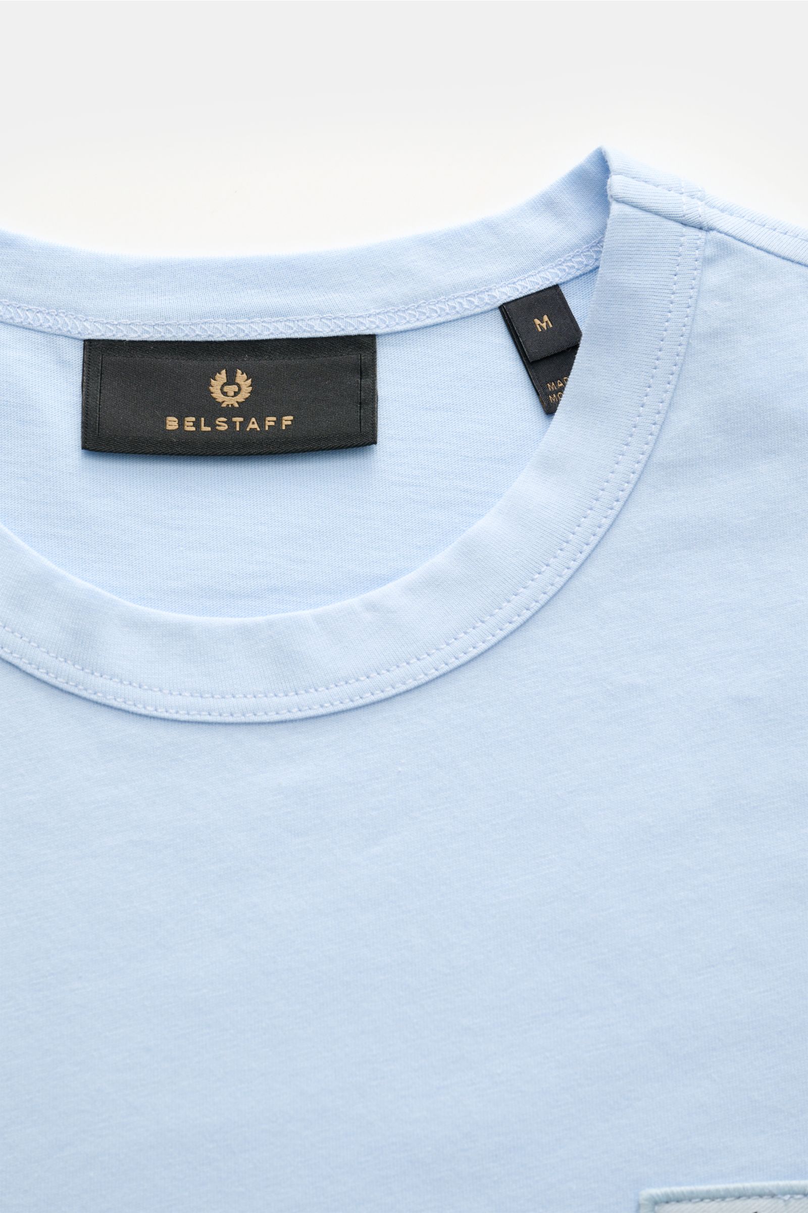 Belstaff Rundhals-T-Shirt hellblau aus weichem Baumwoll-Jersey mit Slim Fit, Rundhalsausschnitt und dezentem BELSTAFF-Weblabel, Nahaufnahme von oben.