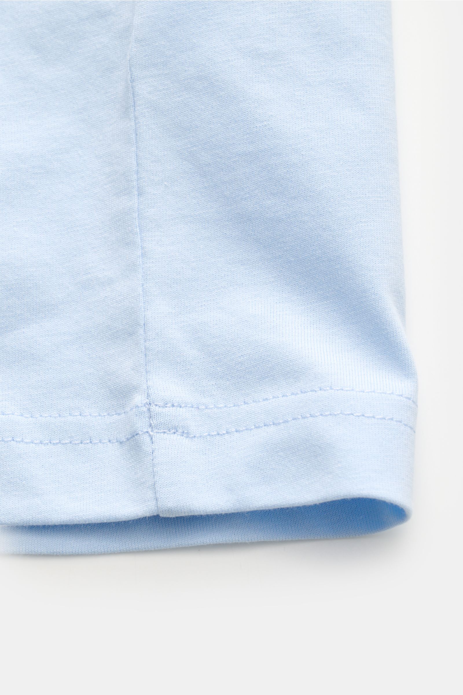 Belstaff Rundhals-T-Shirt hellblau aus leichtem Baumwoll-Jersey, Detailaufnahme der Saumnaht von unten, Slim Fit, weicher Griff, Weblabel.